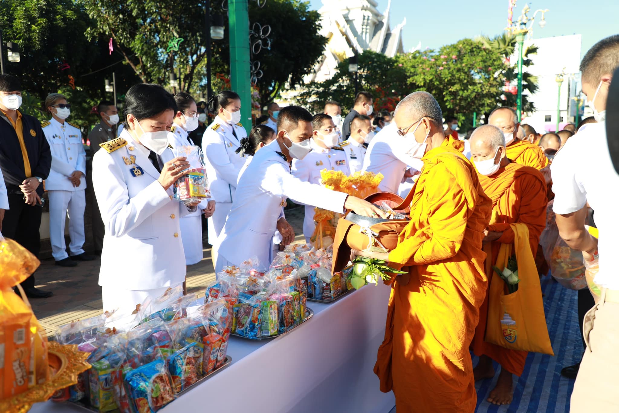 จังหวัดขอนแก่น : ชาวขอนแก่นพร้อมใจทำบุญตักบาตรถวายเป็นพระราชกุศล เนื่องในวันคล้ายวันพระราชสมภพในหลวง รัชกาลที่ 9