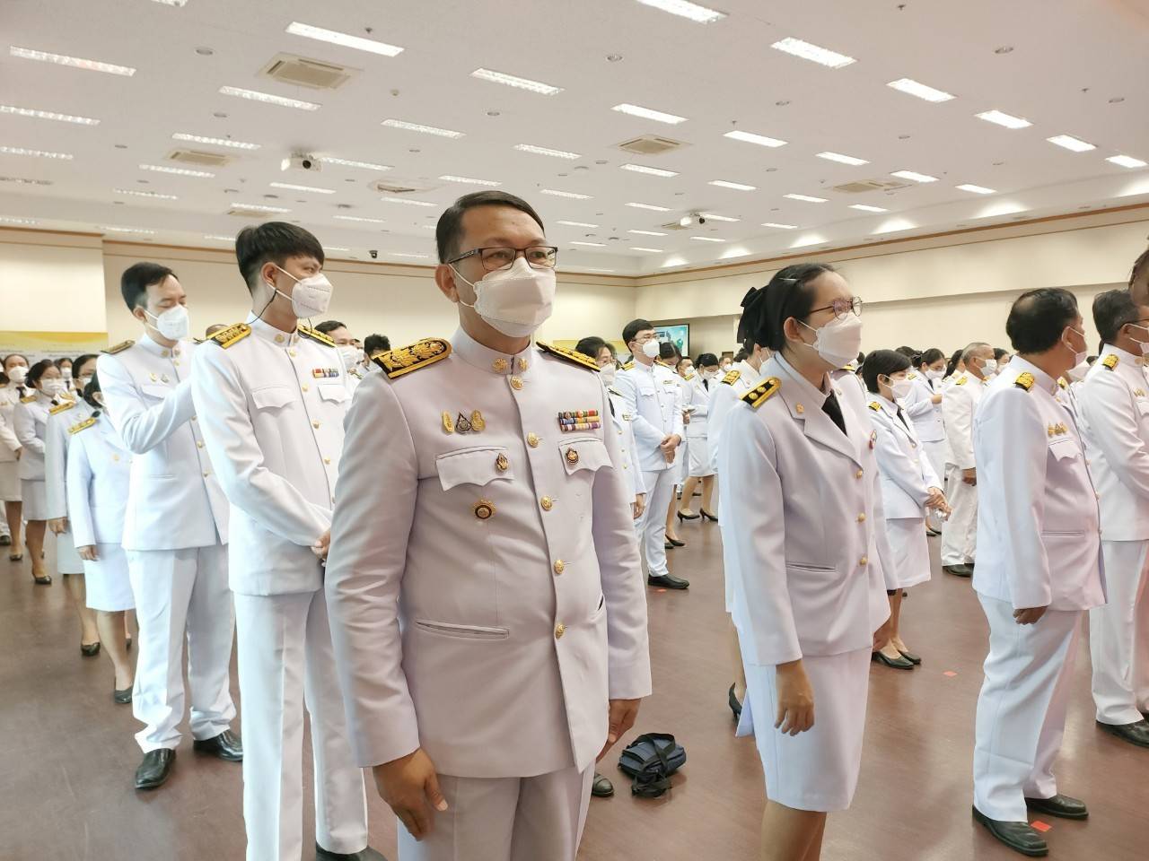 จังหวัดขอนแก่น : จัดพิธีวางพานพุ่มและถวายบังคมเบื้องหน้าพระบรมฉายาลักษณ์ พระบาทสมเด็จพระบรมชนกาธิเบศ มหาภูมิพลอดุลยเดชมหาราช บรมราชบพิธ เนื่องในวันพ่อแห่งชาติ ปี 2565