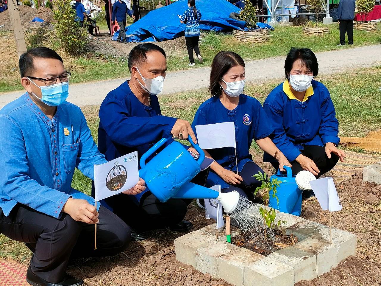 จังหวัดขอนแก่น : จับมือภาคีเครือข่ายจัดกิจกรรม Kick off วันดินโลก (World Soil Day) ปี 2565 ภายใต้แนวคิด “อาหารก่อกำเนิดเกิดจากดิน” (Soils : where food begins)