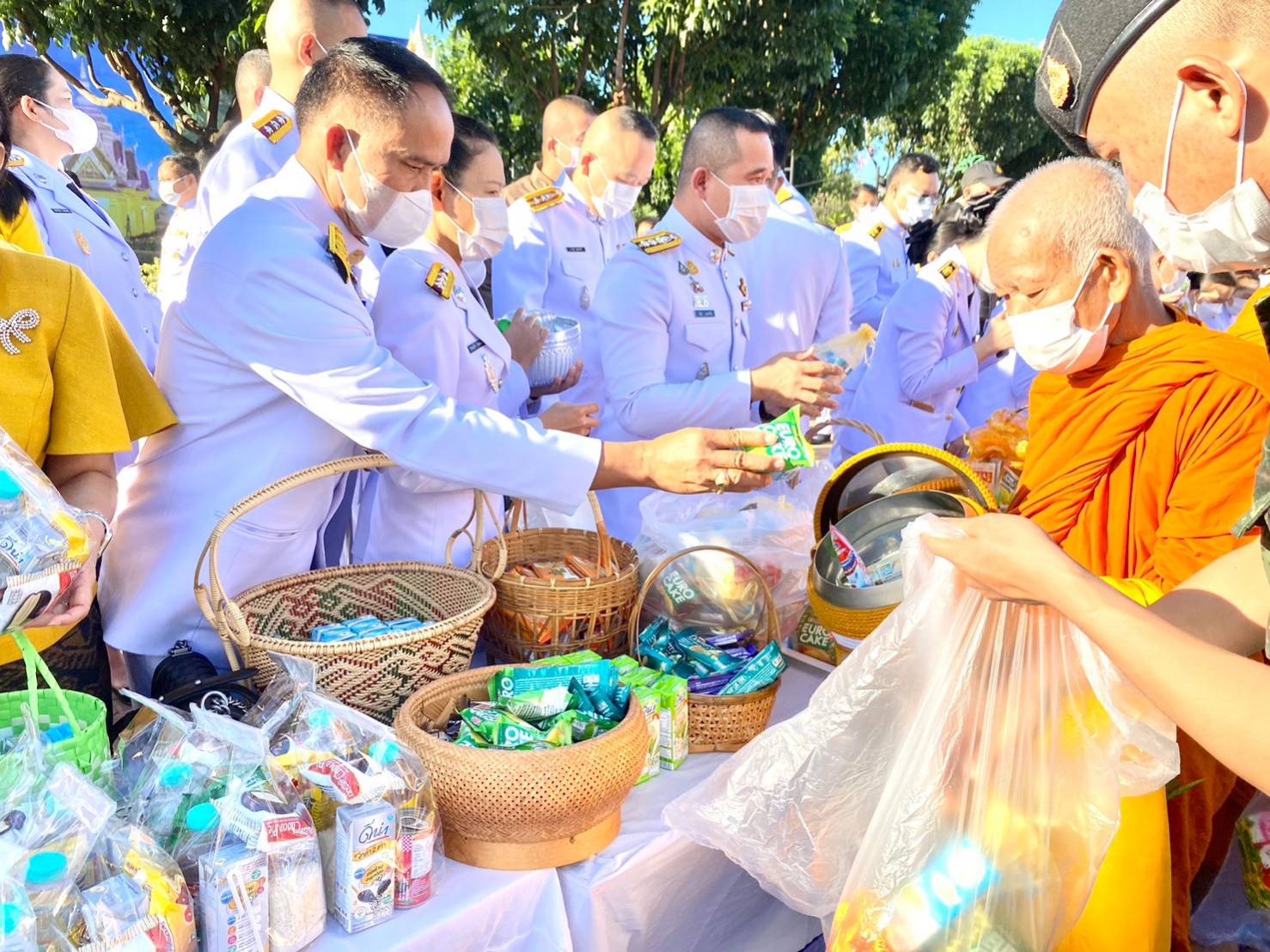 จังหวัดขอนแก่น : ชาวขอนแก่นพร้อมใจทำบุญตักบาตรถวายเป็นพระราชกุศล เนื่องในวันคล้ายวันพระราชสมภพในหลวง รัชกาลที่ 9