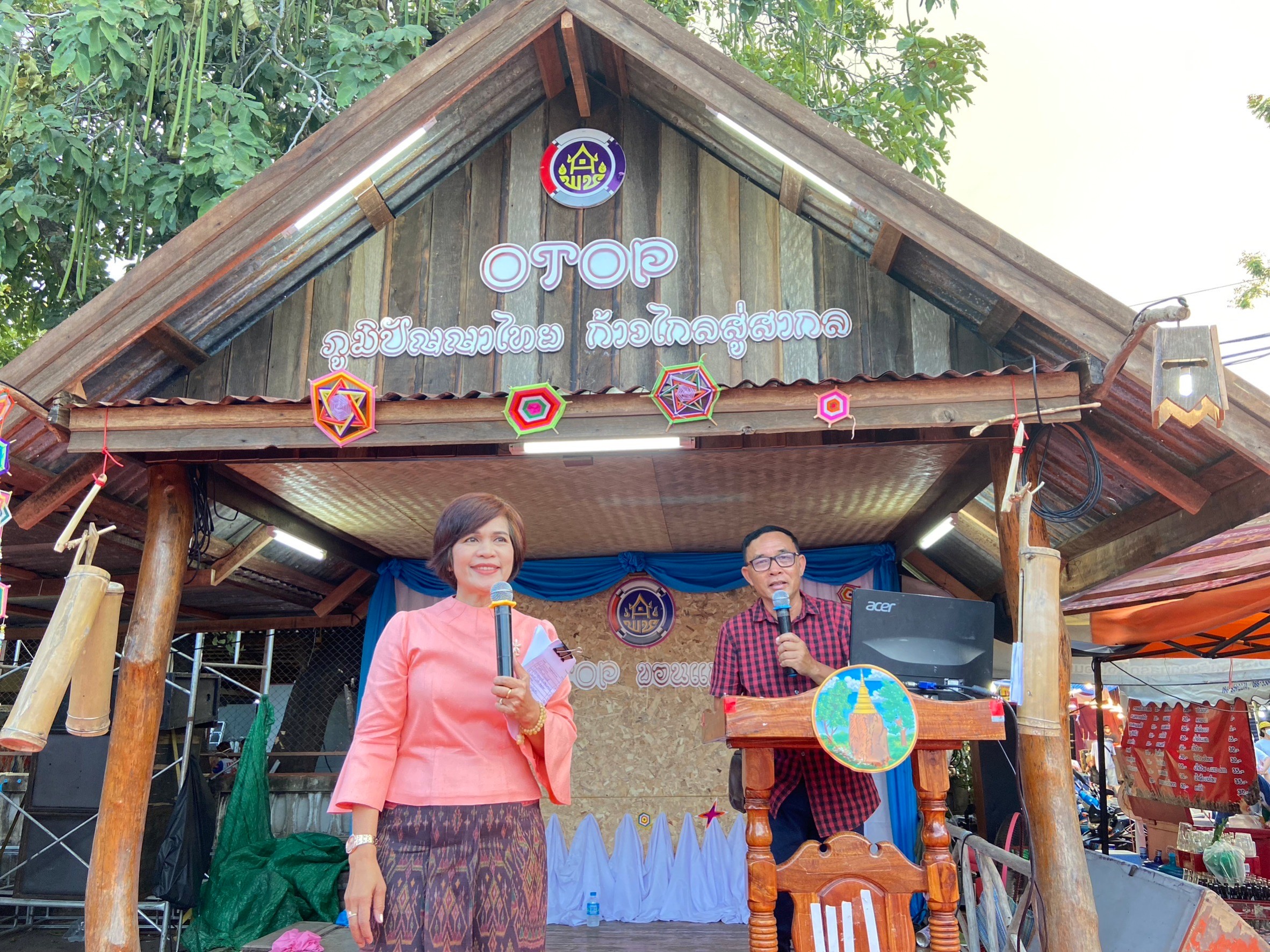 พช. ขอนแก่น : ผู้ประกอบการ OTOP สามารถสร้างรายได้จากงานเทศกาลไหมนานาชาติ ประเพณีผูกเสี่ยว งานกาชาดจังหวัดขอนแก่น และงานขอนแก่น Soft Power ประจำปี 2565 อย่างต่อเนื่อง