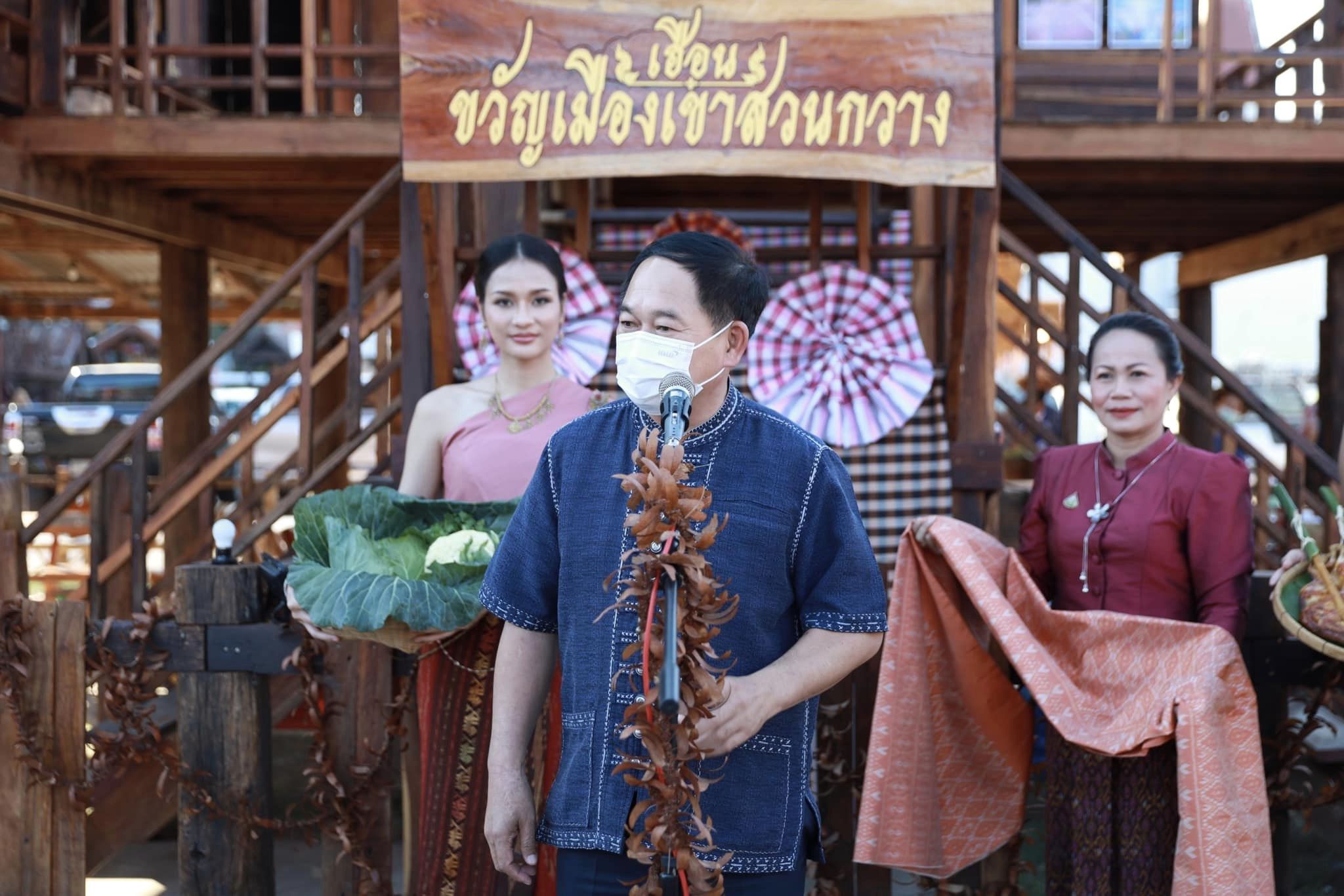พช. ขอนแก่น : ร่วมเปิดงาน “ตลาดนัดผักปลอดภัย ผ้าไหม ไก่ย่าง จังหวัดขอนแก่น” กระตุ้นเศรษฐกิจชุมชน
