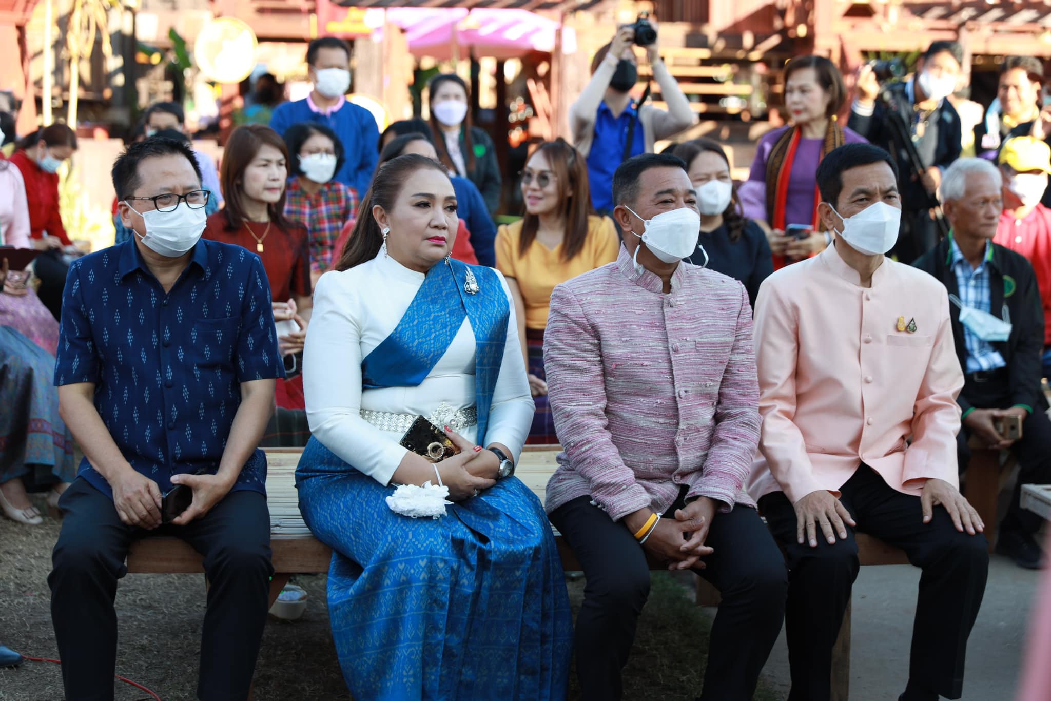 พช. ขอนแก่น : ร่วมเปิดงาน “ตลาดนัดผักปลอดภัย ผ้าไหม ไก่ย่าง จังหวัดขอนแก่น” กระตุ้นเศรษฐกิจชุมชน