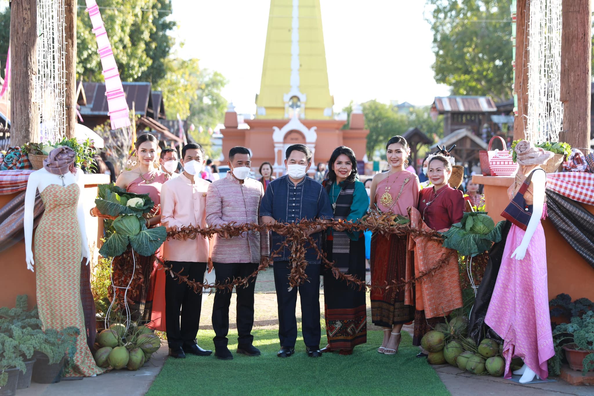 พช. ขอนแก่น : ร่วมเปิดงาน “ตลาดนัดผักปลอดภัย ผ้าไหม ไก่ย่าง จังหวัดขอนแก่น” กระตุ้นเศรษฐกิจชุมชน