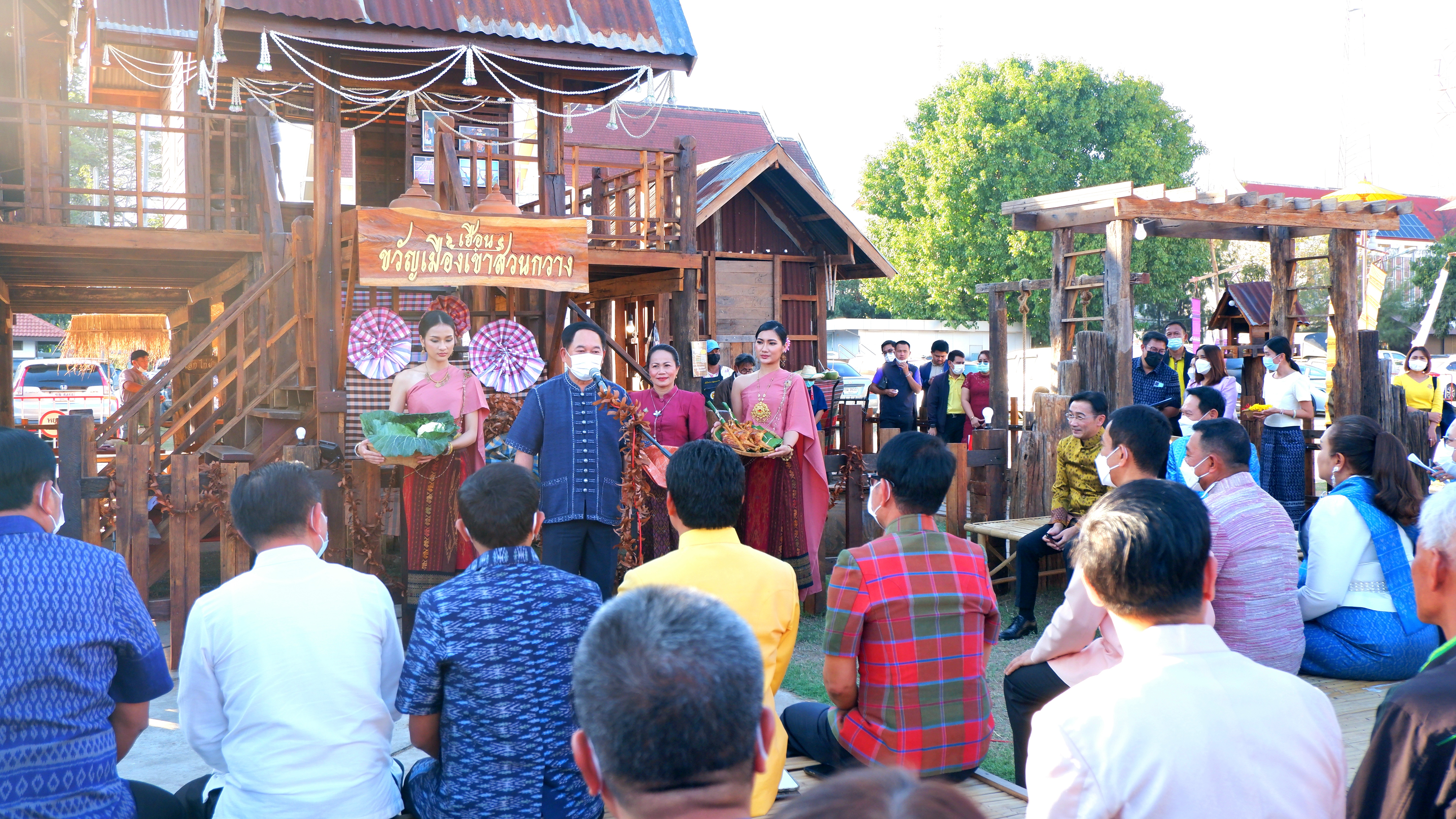 พช. ขอนแก่น : ร่วมเปิดงาน “ตลาดนัดผักปลอดภัย ผ้าไหม ไก่ย่าง จังหวัดขอนแก่น” กระตุ้นเศรษฐกิจชุมชน