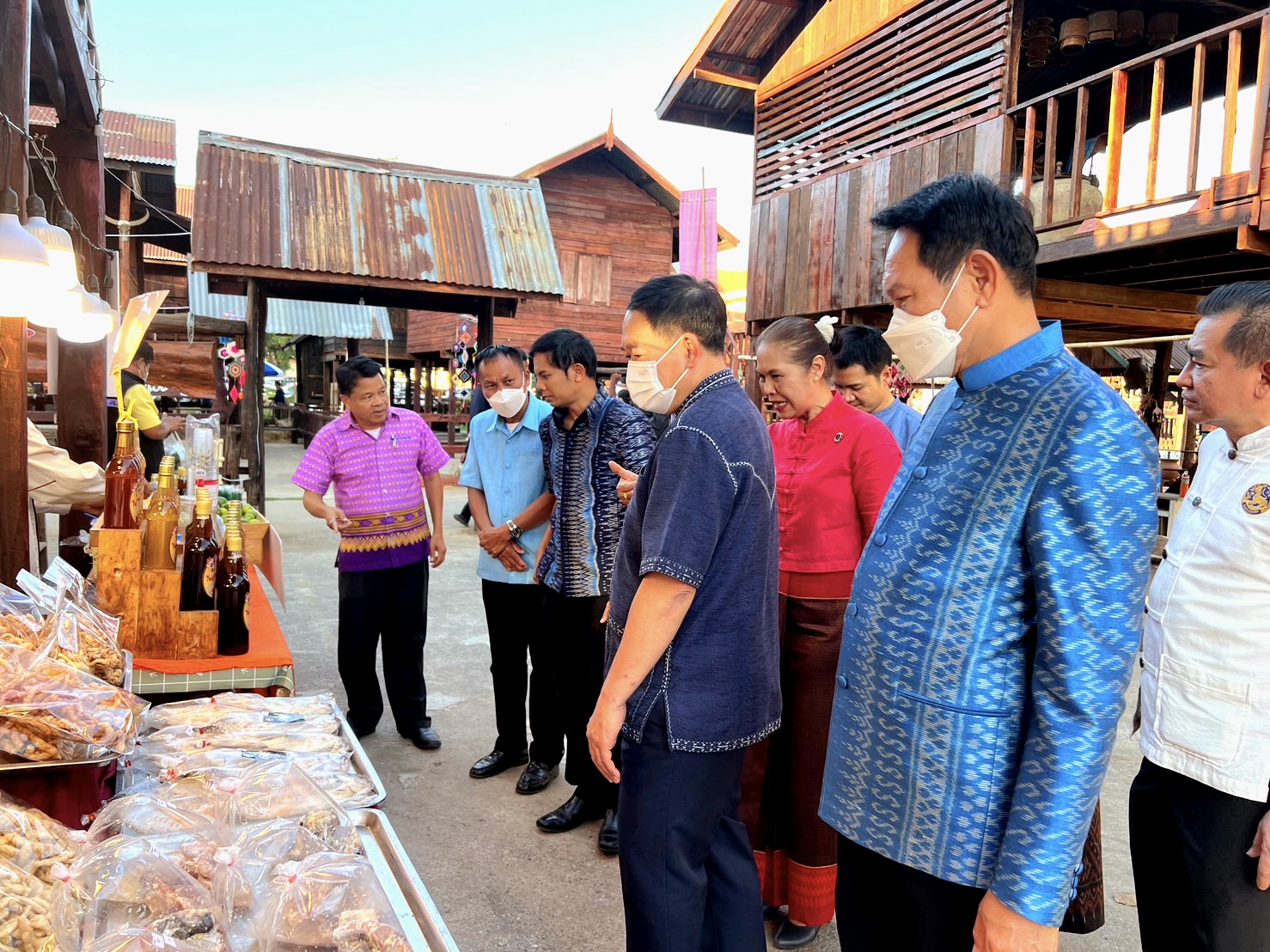 พช. ขอนแก่น : ร่วมเปิดงาน “ตลาดนัดผักปลอดภัย ผ้าไหม ไก่ย่าง จังหวัดขอนแก่น” กระตุ้นเศรษฐกิจชุมชน