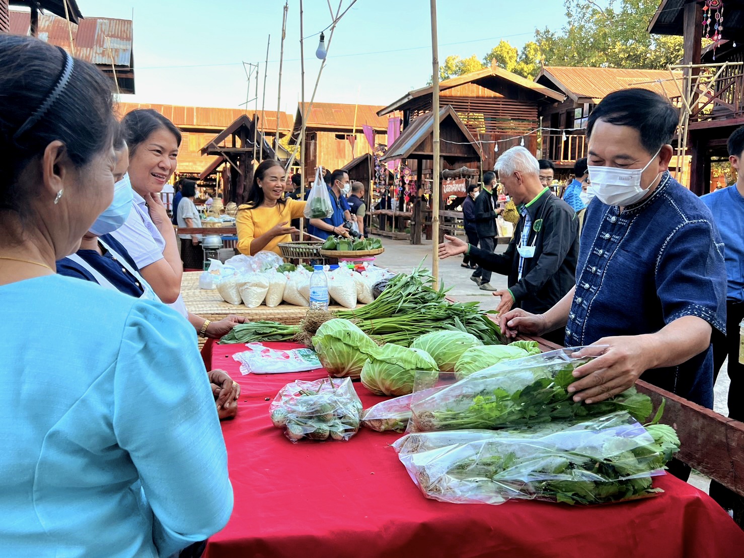 พช. ขอนแก่น : ร่วมเปิดงาน “ตลาดนัดผักปลอดภัย ผ้าไหม ไก่ย่าง จังหวัดขอนแก่น” กระตุ้นเศรษฐกิจชุมชน