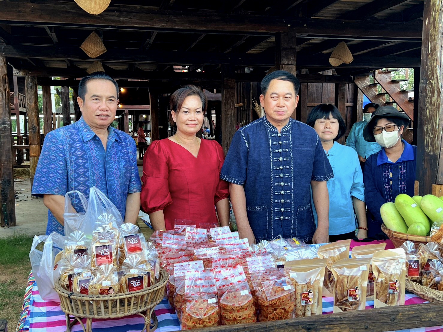 พช. ขอนแก่น : ร่วมเปิดงาน “ตลาดนัดผักปลอดภัย ผ้าไหม ไก่ย่าง จังหวัดขอนแก่น” กระตุ้นเศรษฐกิจชุมชน
