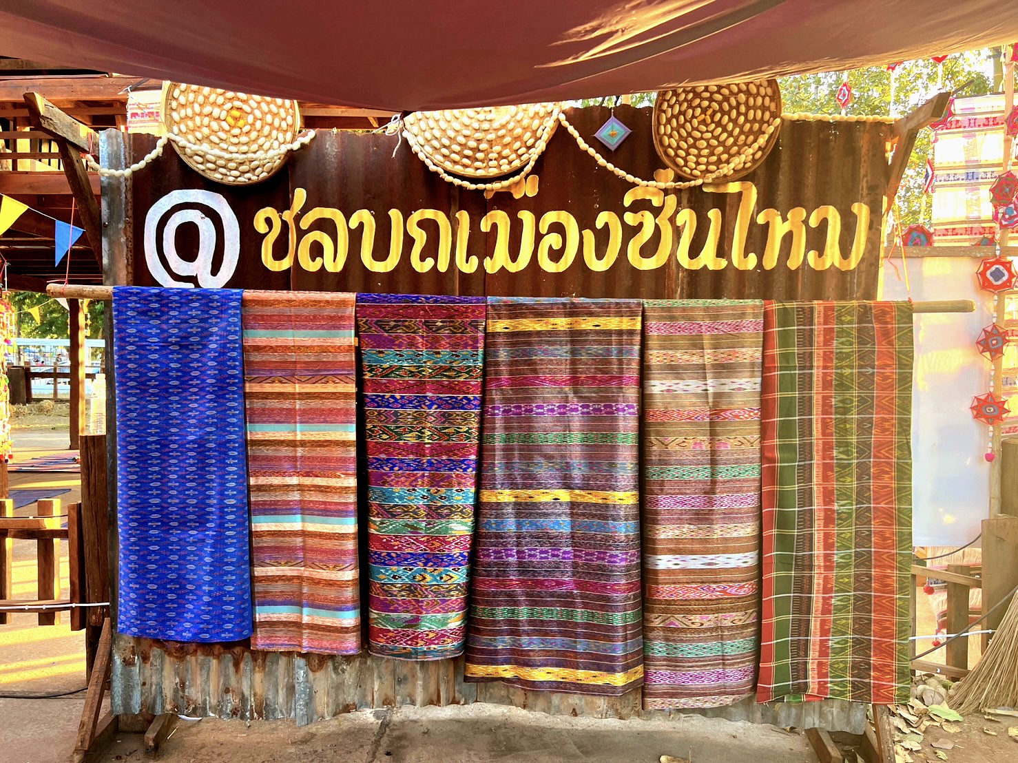 พช. ขอนแก่น : ร่วมเปิดงาน “ตลาดนัดผักปลอดภัย ผ้าไหม ไก่ย่าง จังหวัดขอนแก่น” กระตุ้นเศรษฐกิจชุมชน