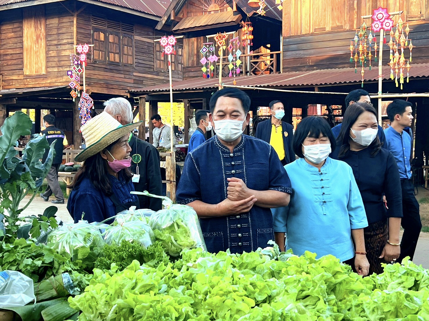 พช. ขอนแก่น : ร่วมเปิดงาน “ตลาดนัดผักปลอดภัย ผ้าไหม ไก่ย่าง จังหวัดขอนแก่น” กระตุ้นเศรษฐกิจชุมชน