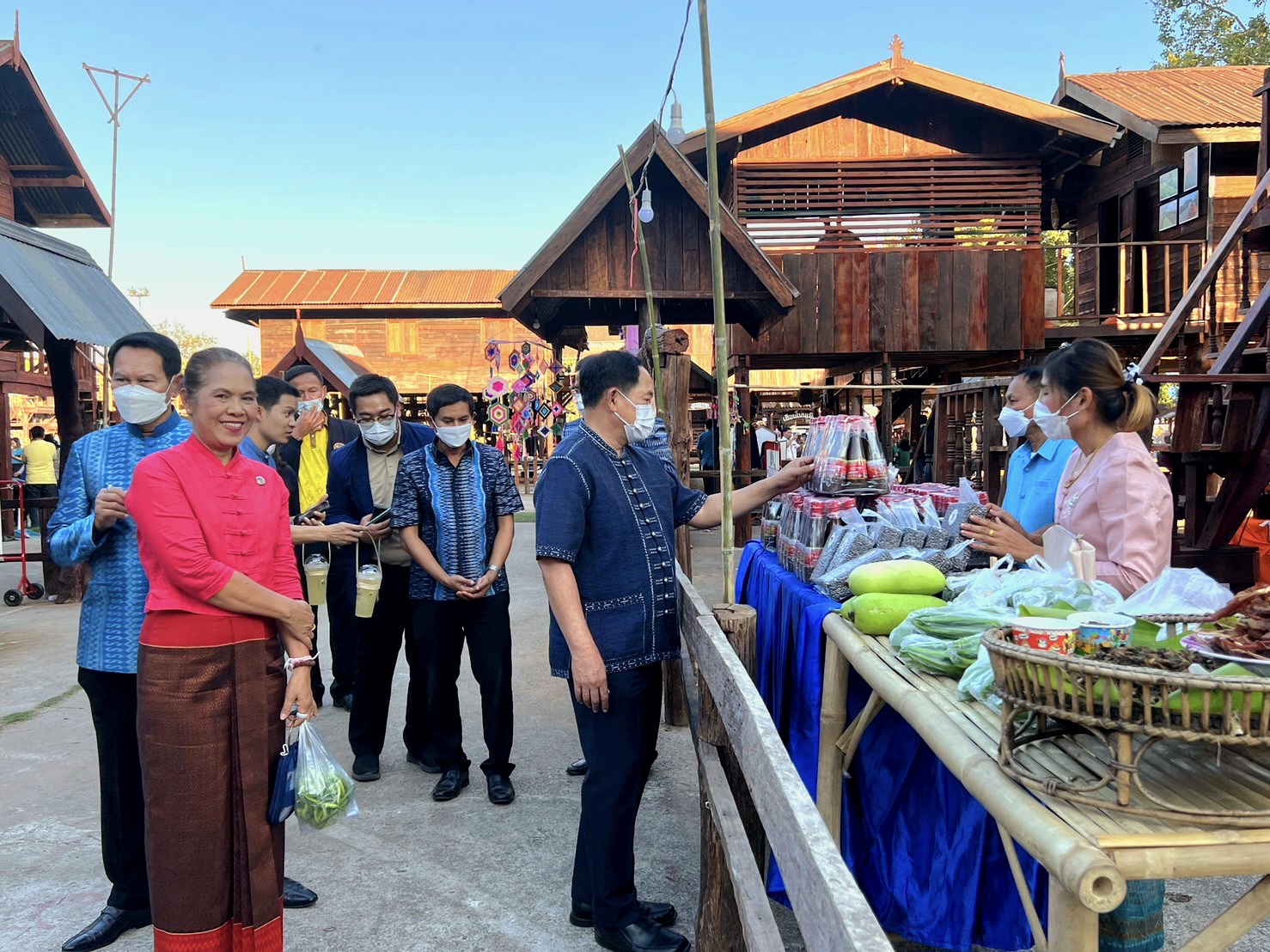 พช. ขอนแก่น : ร่วมเปิดงาน “ตลาดนัดผักปลอดภัย ผ้าไหม ไก่ย่าง จังหวัดขอนแก่น” กระตุ้นเศรษฐกิจชุมชน