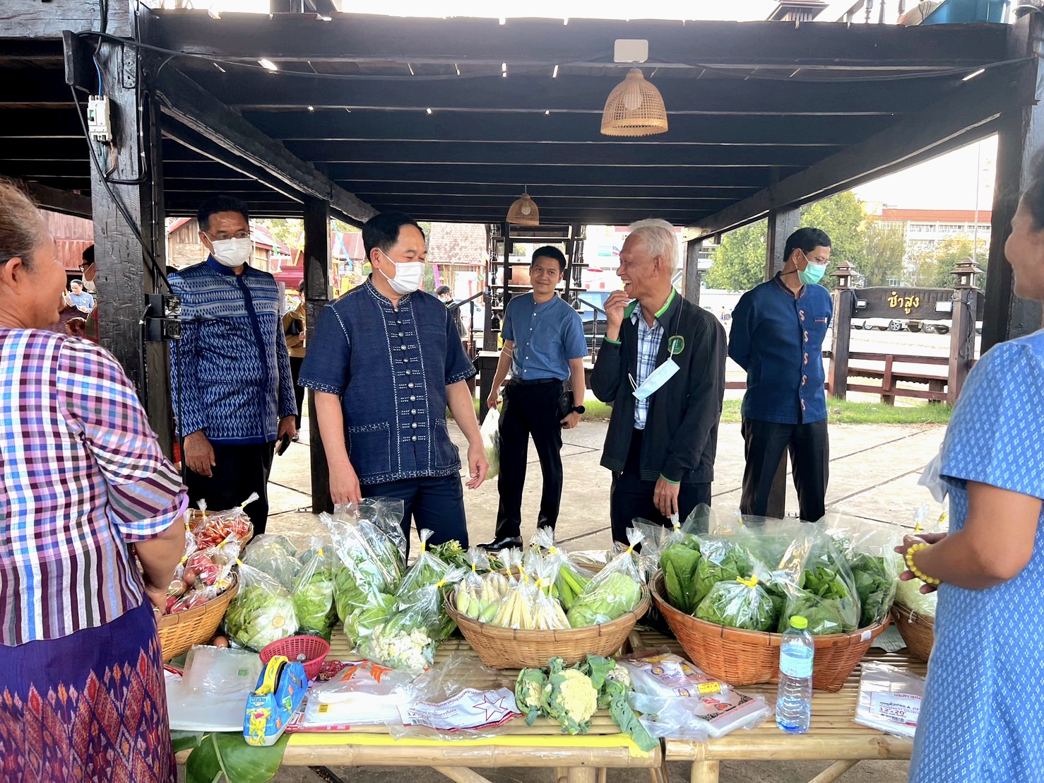 พช. ขอนแก่น : ร่วมเปิดงาน “ตลาดนัดผักปลอดภัย ผ้าไหม ไก่ย่าง จังหวัดขอนแก่น” กระตุ้นเศรษฐกิจชุมชน