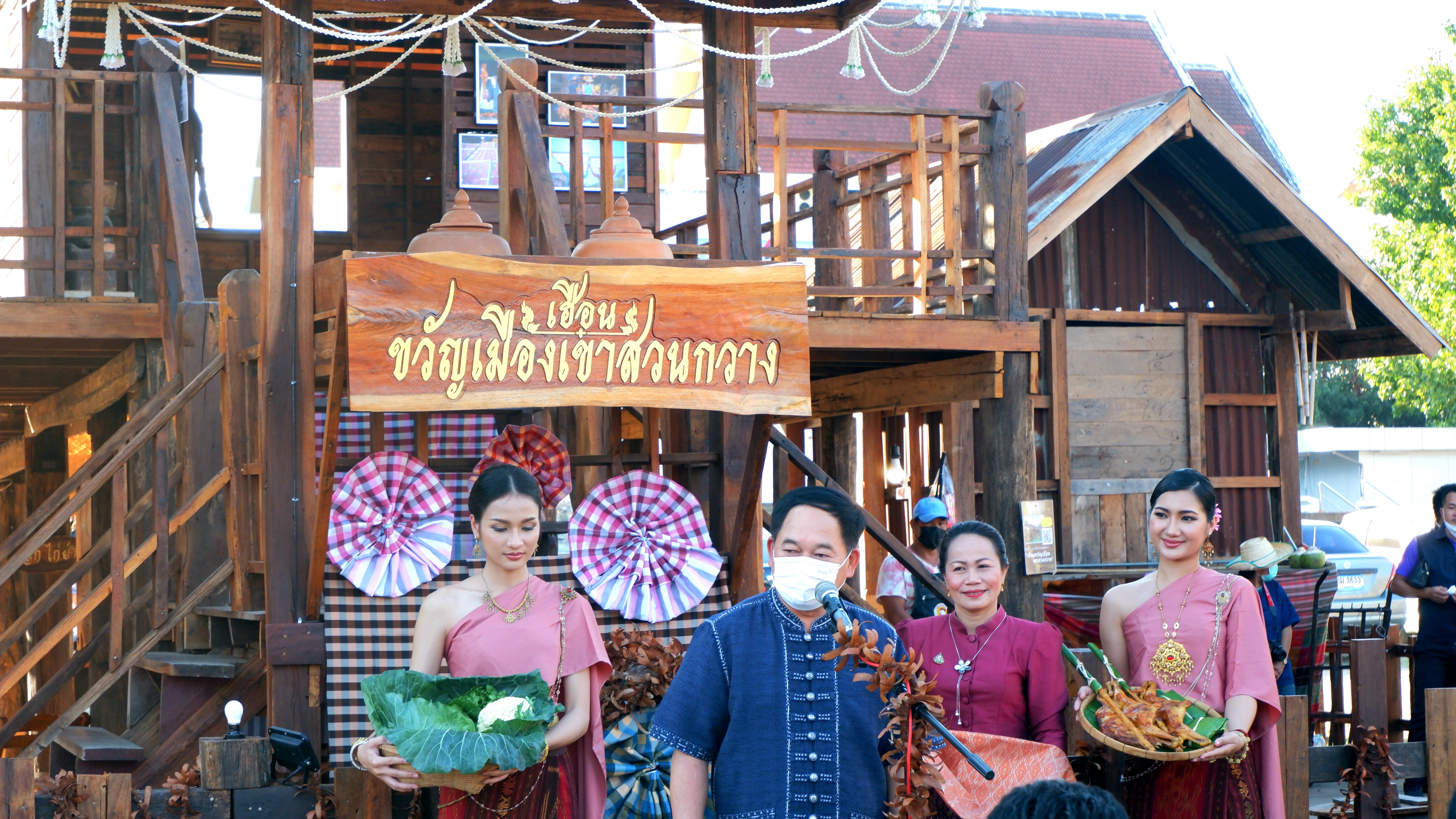 พช. ขอนแก่น : ร่วมเปิดงาน “ตลาดนัดผักปลอดภัย ผ้าไหม ไก่ย่าง จังหวัดขอนแก่น” กระตุ้นเศรษฐกิจชุมชน