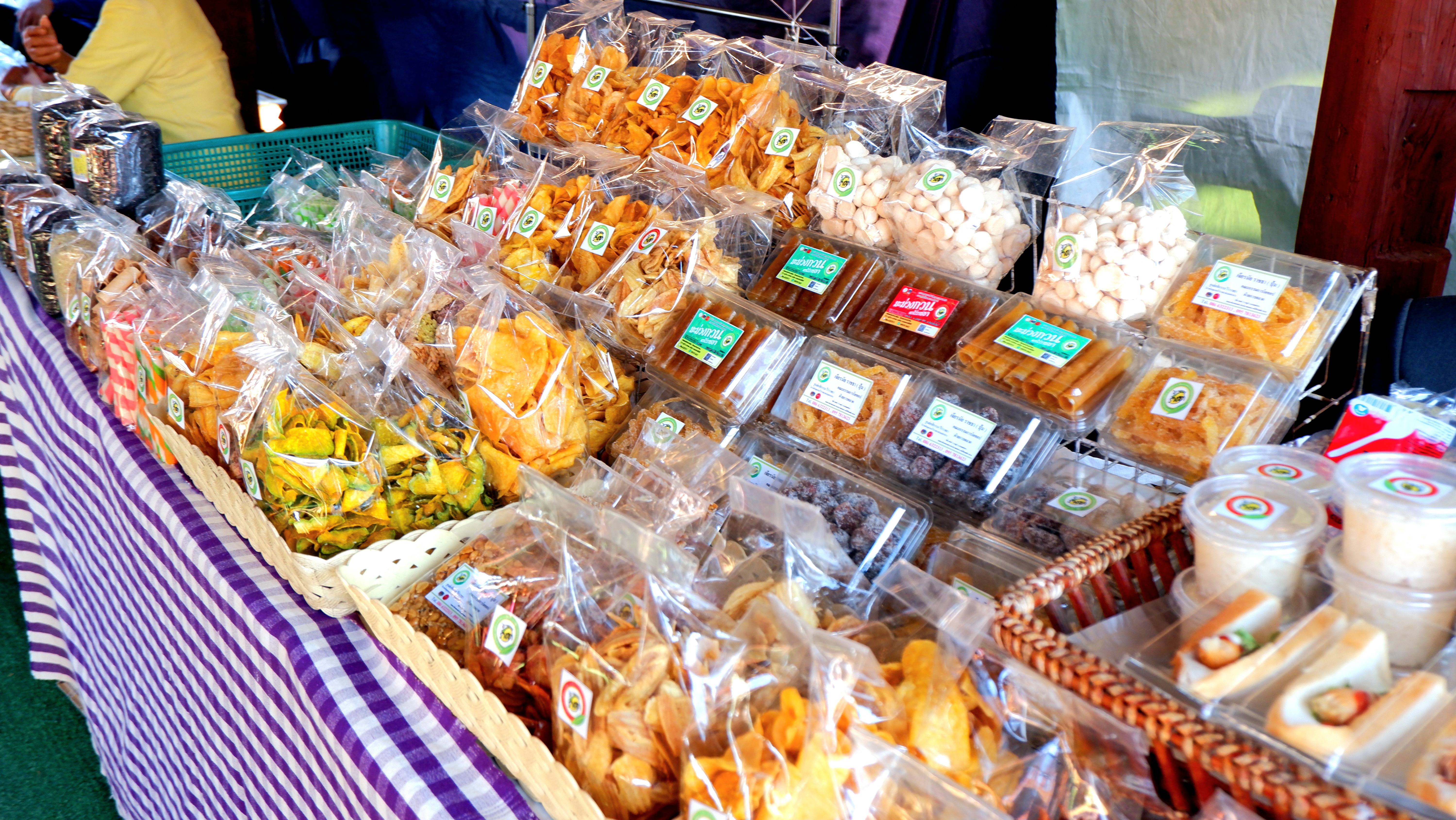 พช. ขอนแก่น : ร่วมเปิดงาน “ตลาดนัดผักปลอดภัย ผ้าไหม ไก่ย่าง จังหวัดขอนแก่น” กระตุ้นเศรษฐกิจชุมชน
