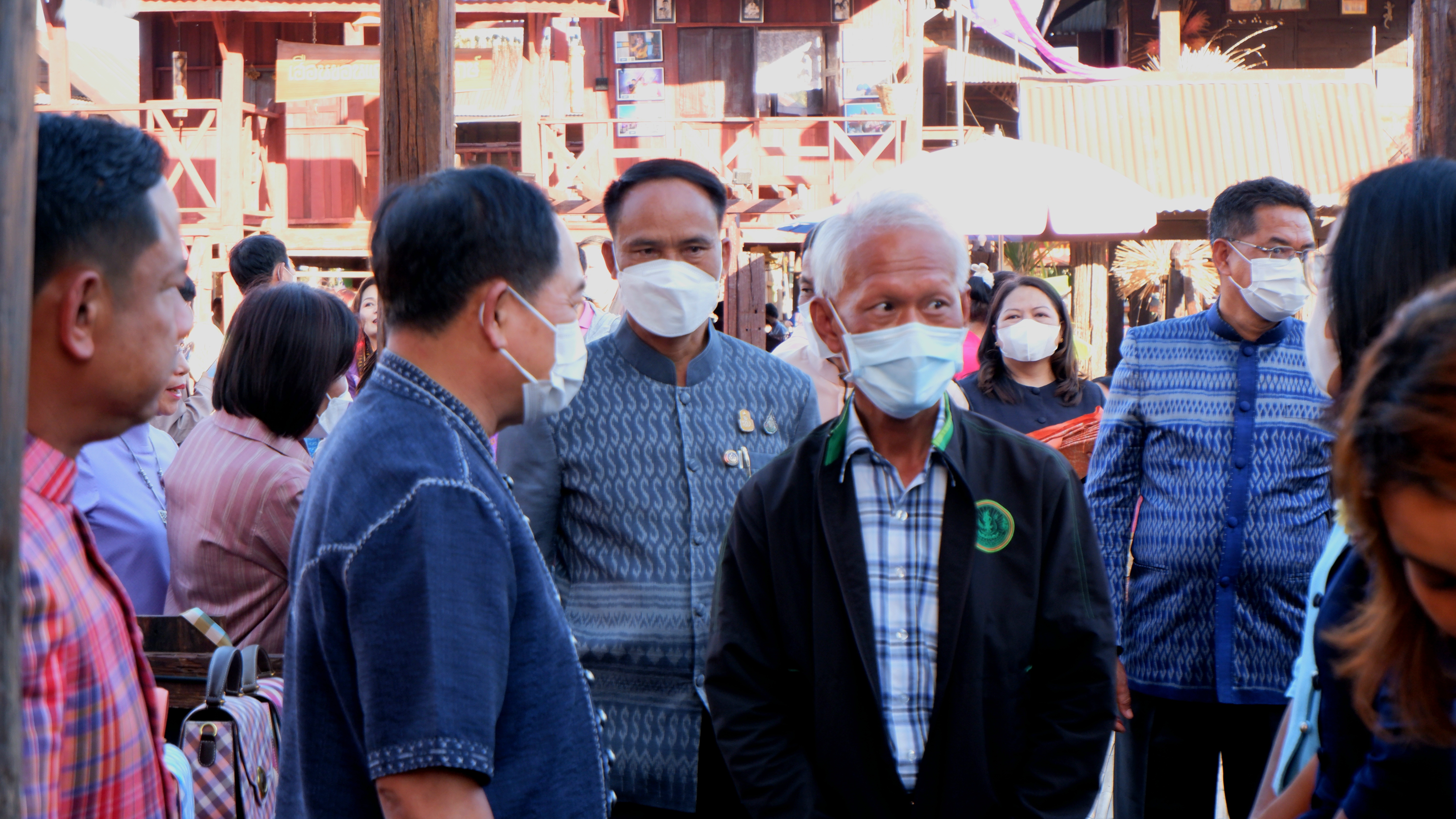 พช. ขอนแก่น : ร่วมเปิดงาน “ตลาดนัดผักปลอดภัย ผ้าไหม ไก่ย่าง จังหวัดขอนแก่น” กระตุ้นเศรษฐกิจชุมชน