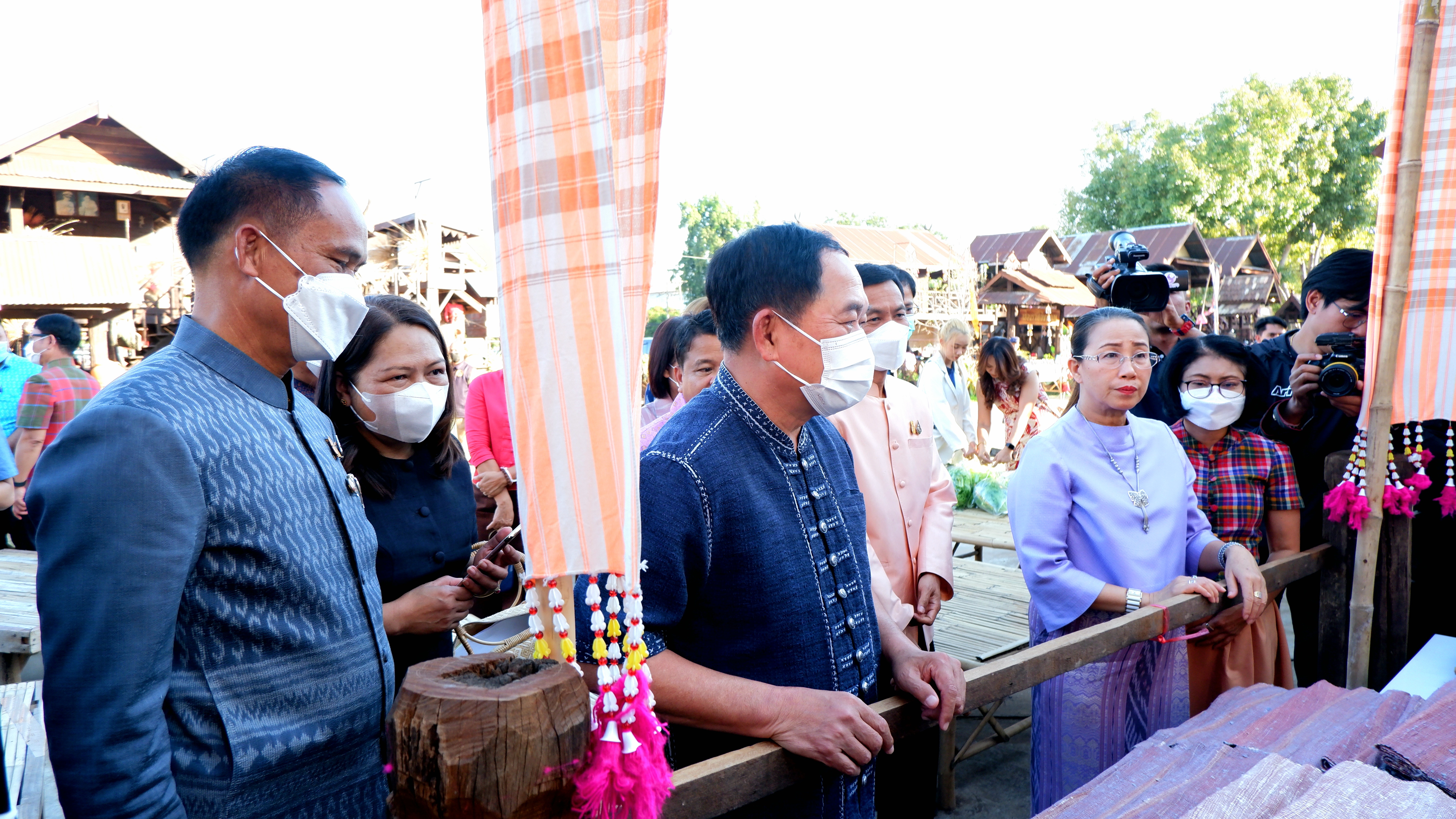 พช. ขอนแก่น : ร่วมเปิดงาน “ตลาดนัดผักปลอดภัย ผ้าไหม ไก่ย่าง จังหวัดขอนแก่น” กระตุ้นเศรษฐกิจชุมชน