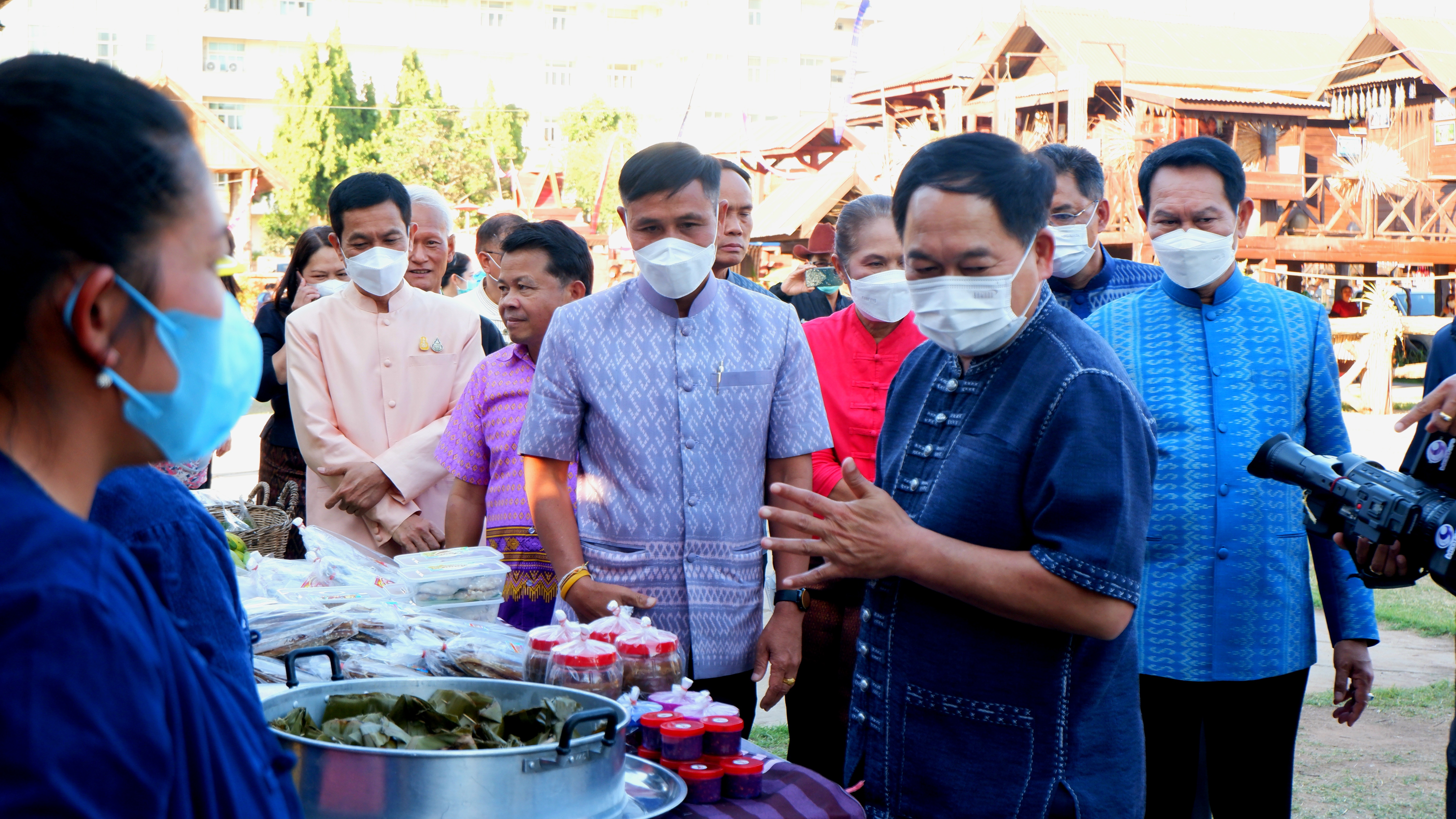 พช. ขอนแก่น : ร่วมเปิดงาน “ตลาดนัดผักปลอดภัย ผ้าไหม ไก่ย่าง จังหวัดขอนแก่น” กระตุ้นเศรษฐกิจชุมชน