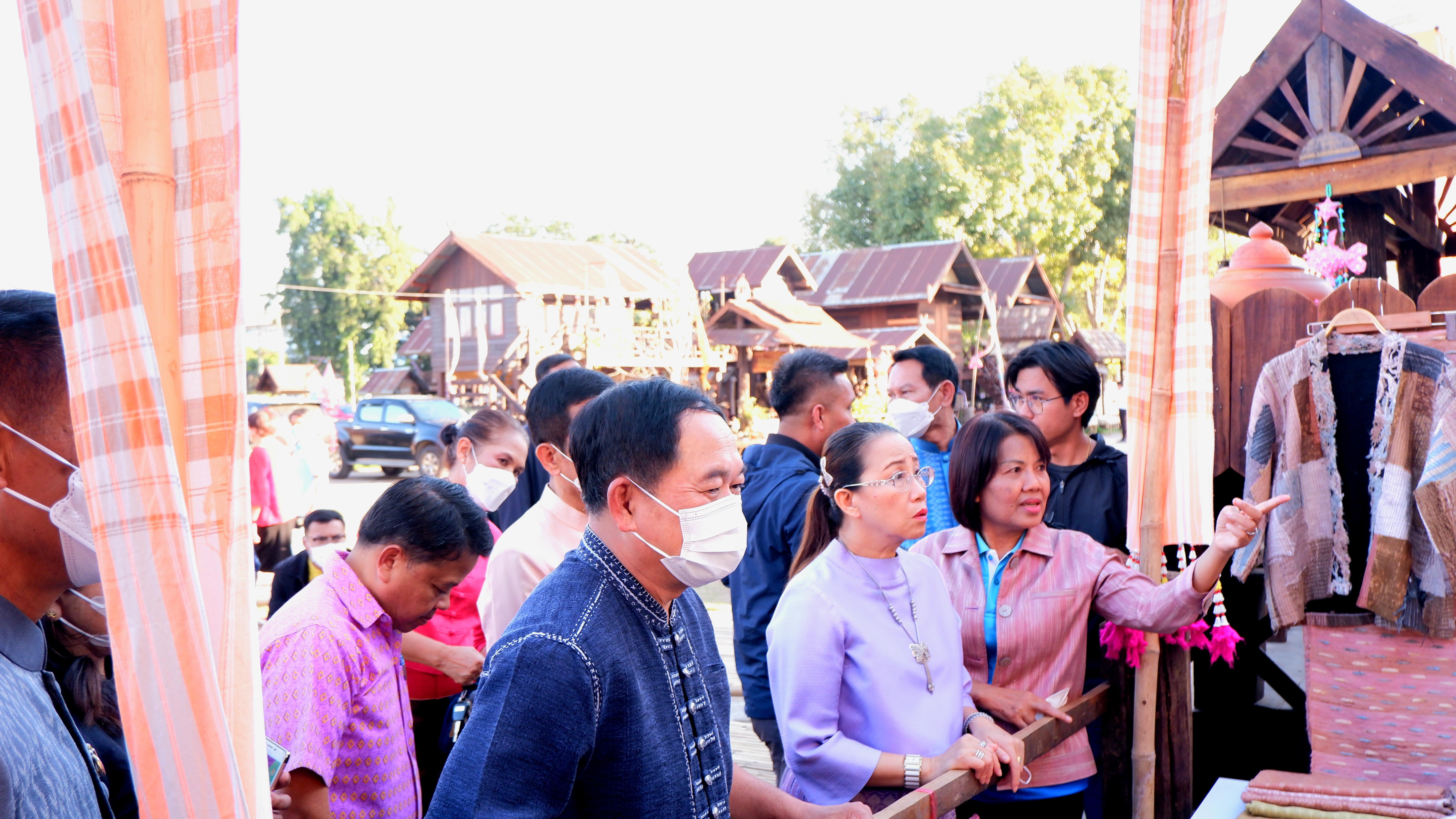 พช. ขอนแก่น : ร่วมเปิดงาน “ตลาดนัดผักปลอดภัย ผ้าไหม ไก่ย่าง จังหวัดขอนแก่น” กระตุ้นเศรษฐกิจชุมชน