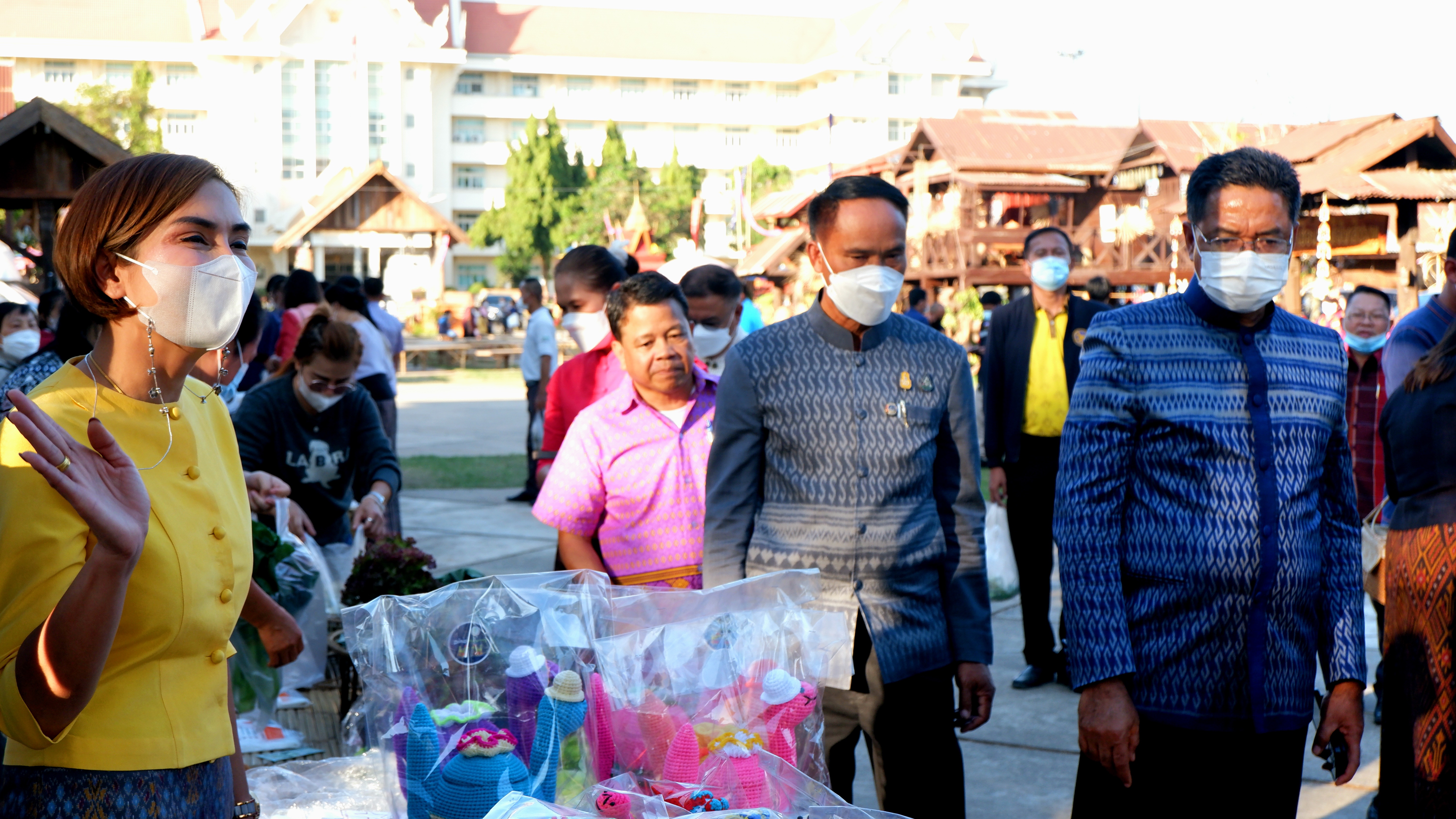 พช. ขอนแก่น : ร่วมเปิดงาน “ตลาดนัดผักปลอดภัย ผ้าไหม ไก่ย่าง จังหวัดขอนแก่น” กระตุ้นเศรษฐกิจชุมชน