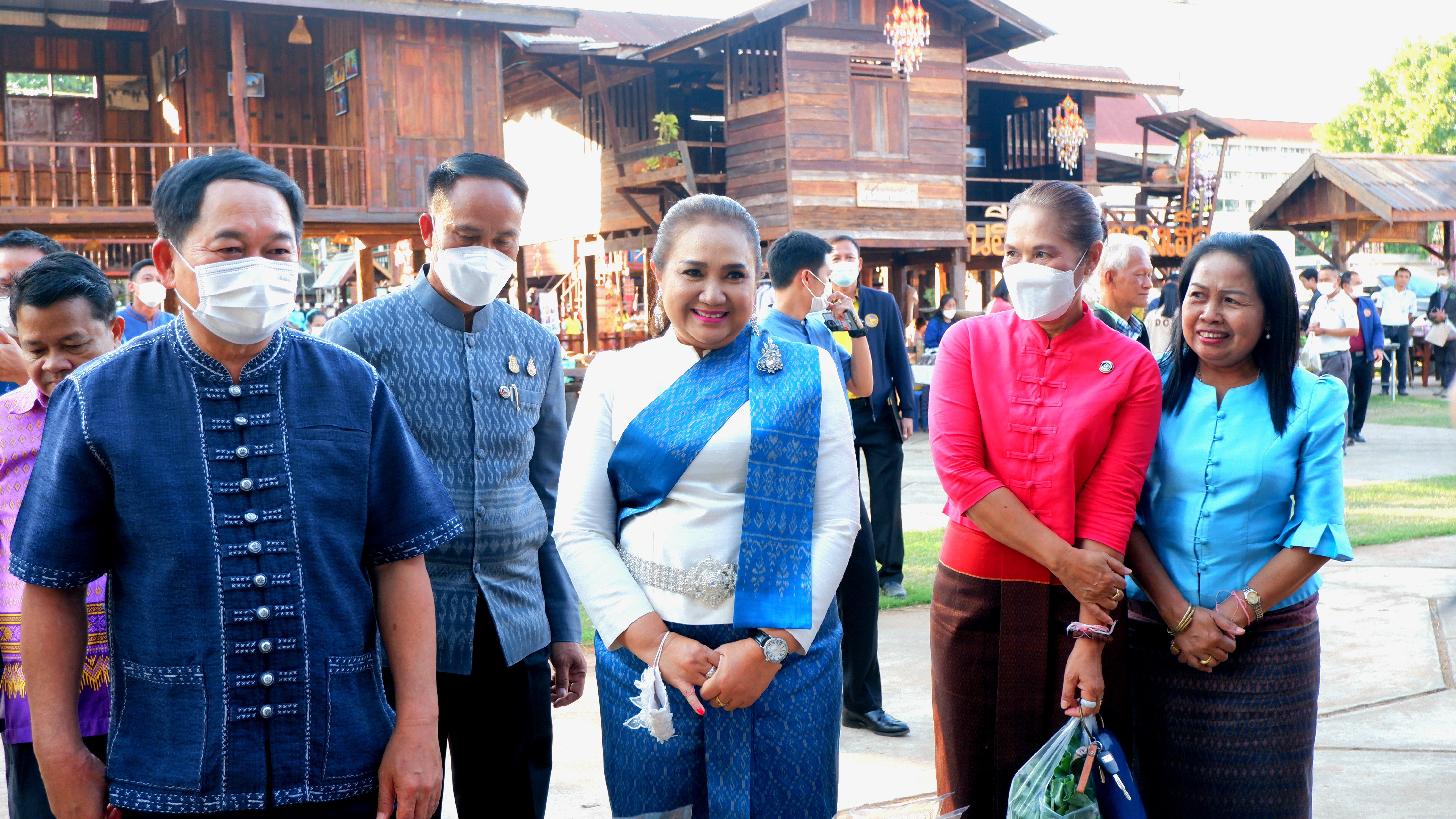 พช. ขอนแก่น : ร่วมเปิดงาน “ตลาดนัดผักปลอดภัย ผ้าไหม ไก่ย่าง จังหวัดขอนแก่น” กระตุ้นเศรษฐกิจชุมชน
