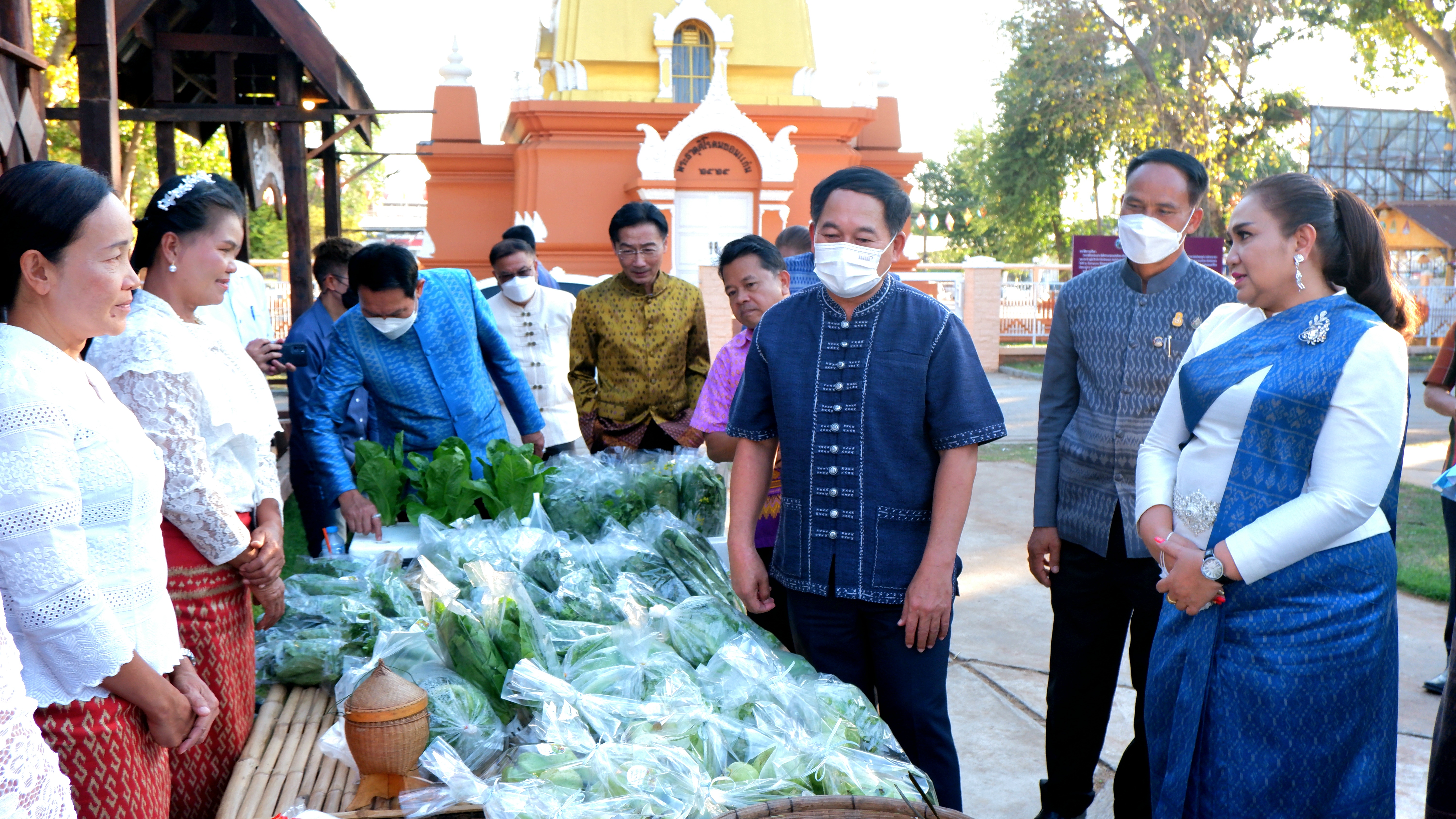 พช. ขอนแก่น : ร่วมเปิดงาน “ตลาดนัดผักปลอดภัย ผ้าไหม ไก่ย่าง จังหวัดขอนแก่น” กระตุ้นเศรษฐกิจชุมชน