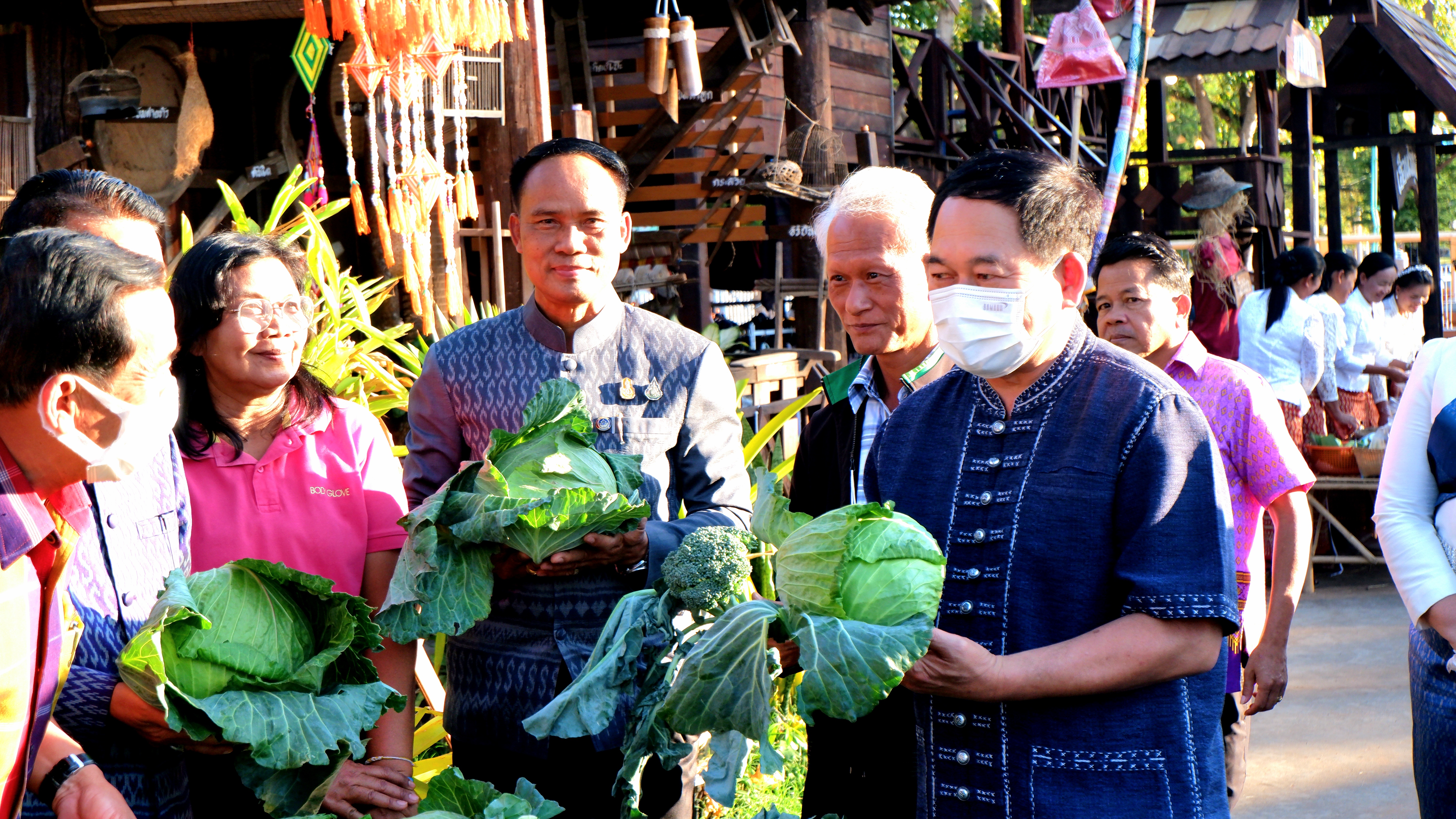 พช. ขอนแก่น : ร่วมเปิดงาน “ตลาดนัดผักปลอดภัย ผ้าไหม ไก่ย่าง จังหวัดขอนแก่น” กระตุ้นเศรษฐกิจชุมชน
