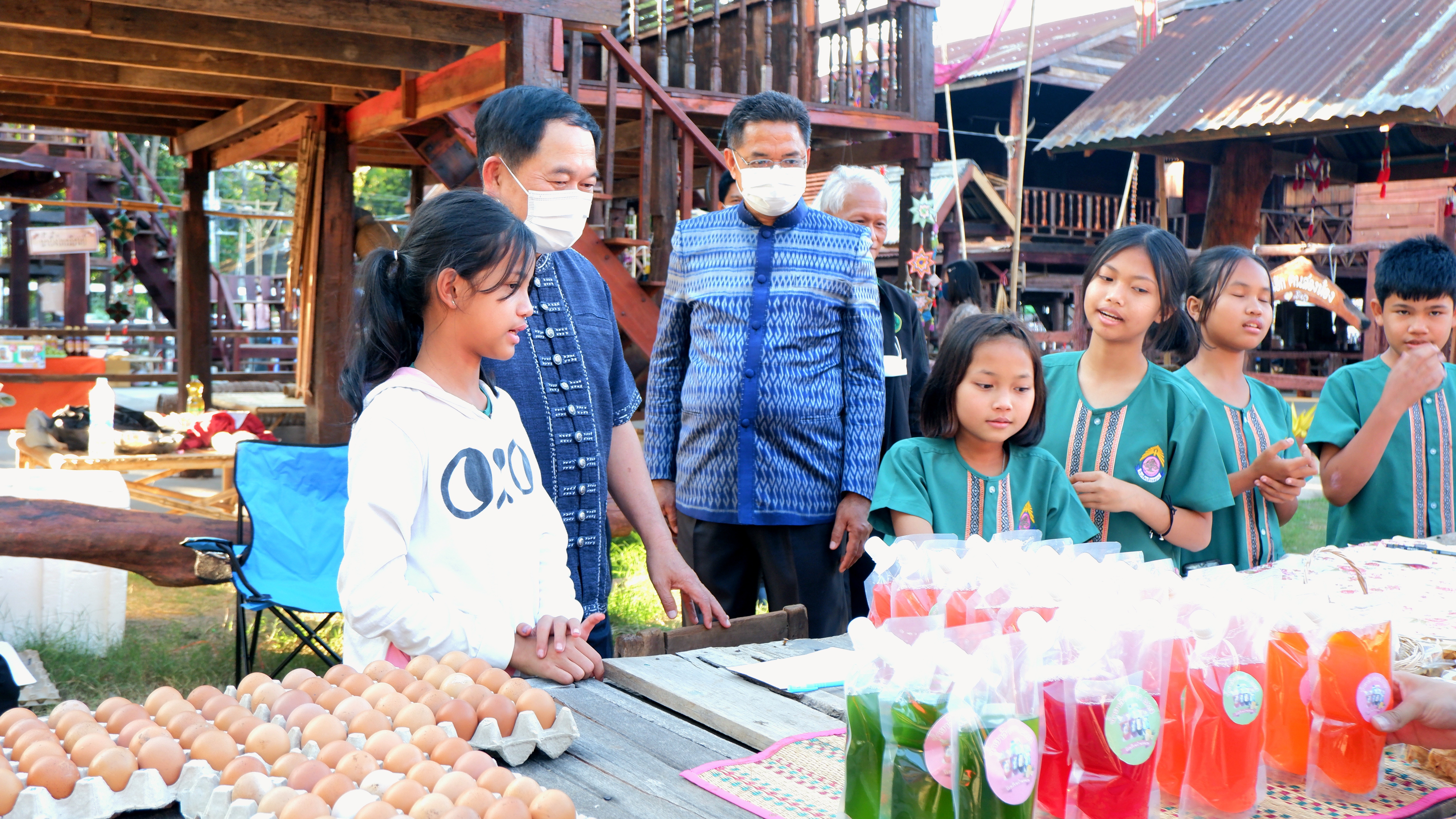 พช. ขอนแก่น : ร่วมเปิดงาน “ตลาดนัดผักปลอดภัย ผ้าไหม ไก่ย่าง จังหวัดขอนแก่น” กระตุ้นเศรษฐกิจชุมชน