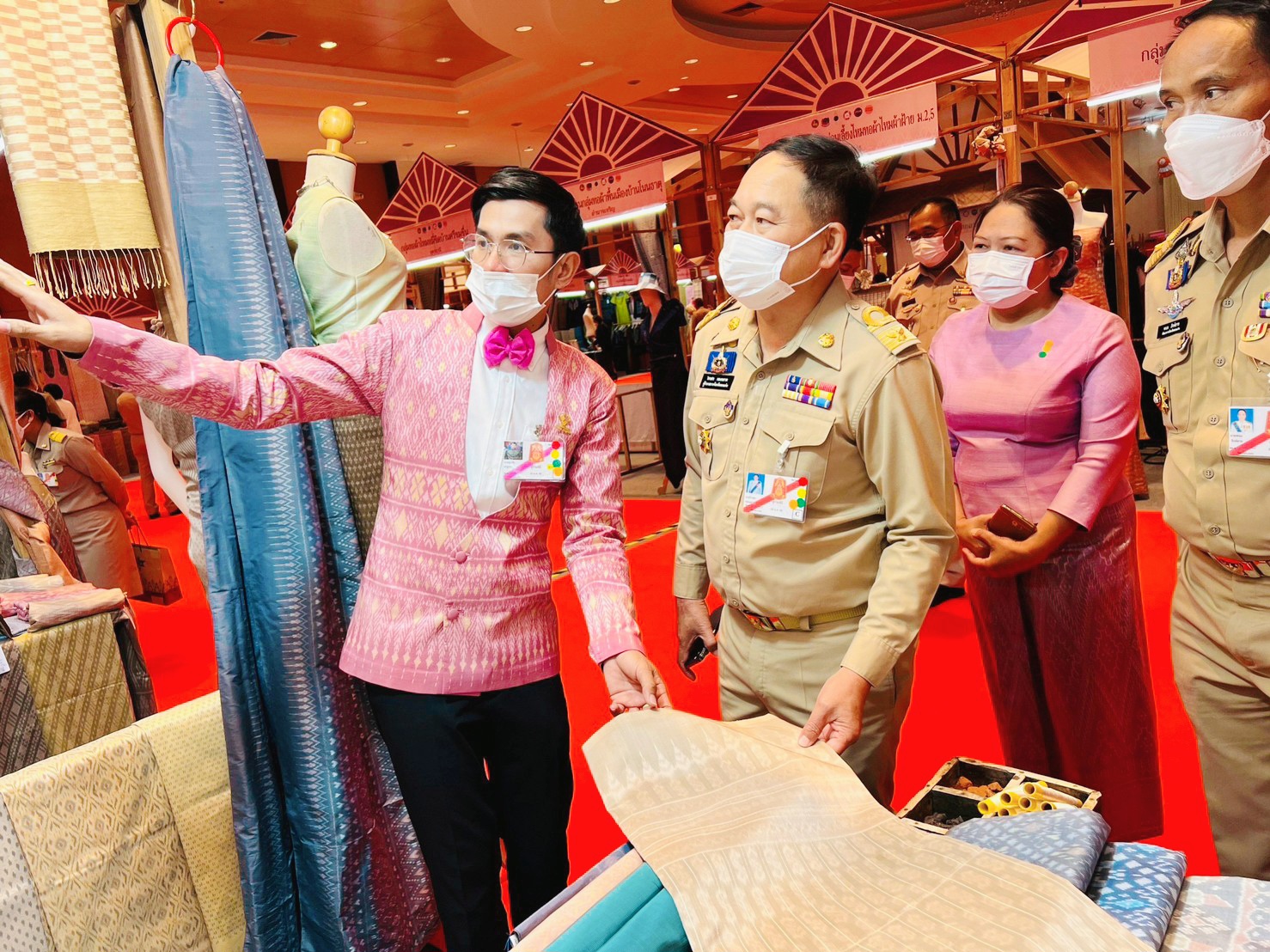 จังหวัดขอนแก่น ร่วมเฝ้าฯ รับเสด็จ สมเด็จพระเจ้าลูกเธอ เจ้าฟ้าสิริวัณณวรี นารีรัตนราชกัญญา ในงานจัดแสดงผลิตภัณฑ์ผ้าไทย และงานหัตถกรรมชุมชนภาคอีสาน