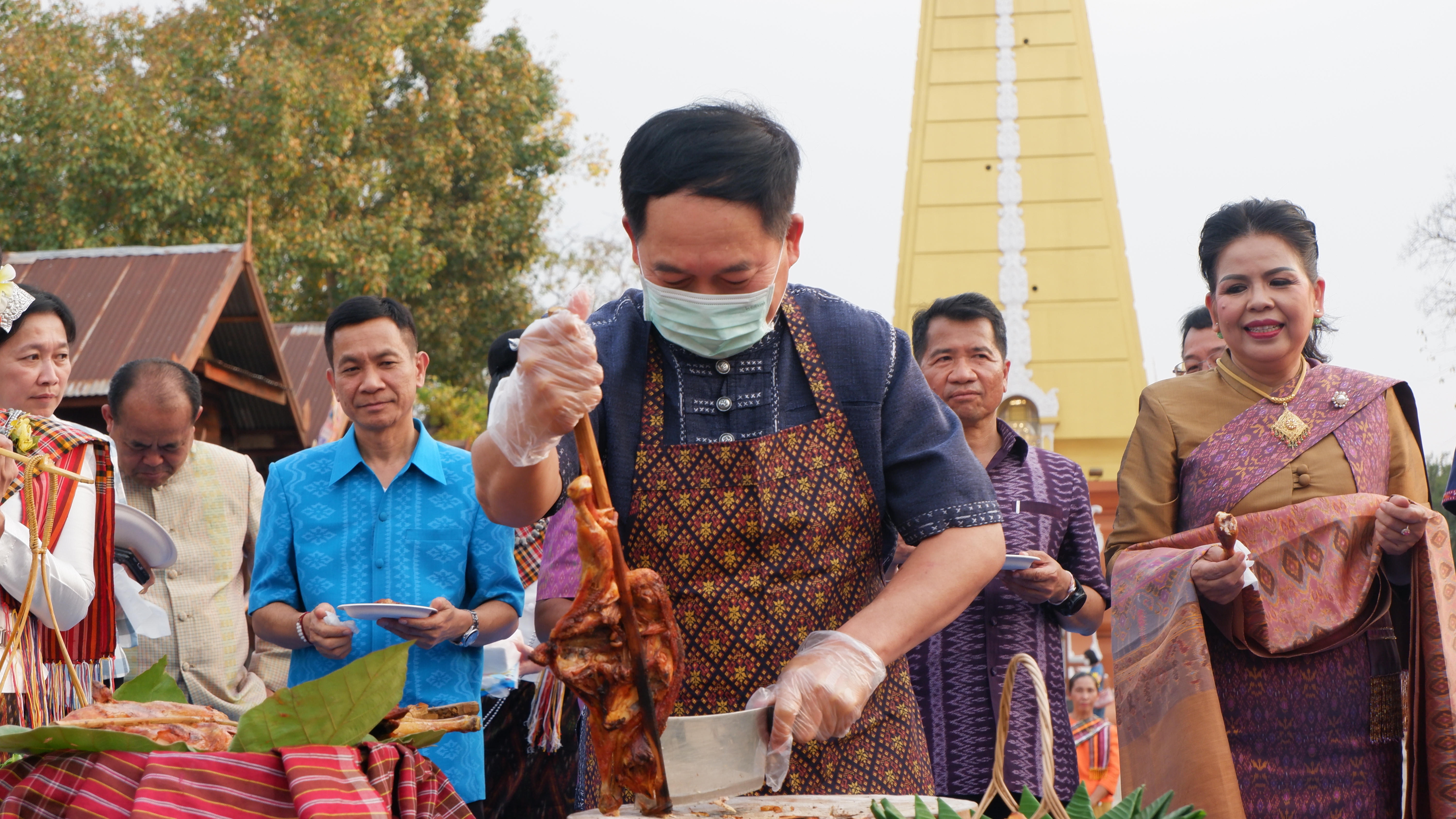จังหวัดขอนแก่น กระตุ้นเศรษฐกิจฐานราก จัดงาน “ตลาดนัดผักปลอดภัย ผ้าไหม ไก่ย่าง” กระจายรายได้สู่ชุมชน
