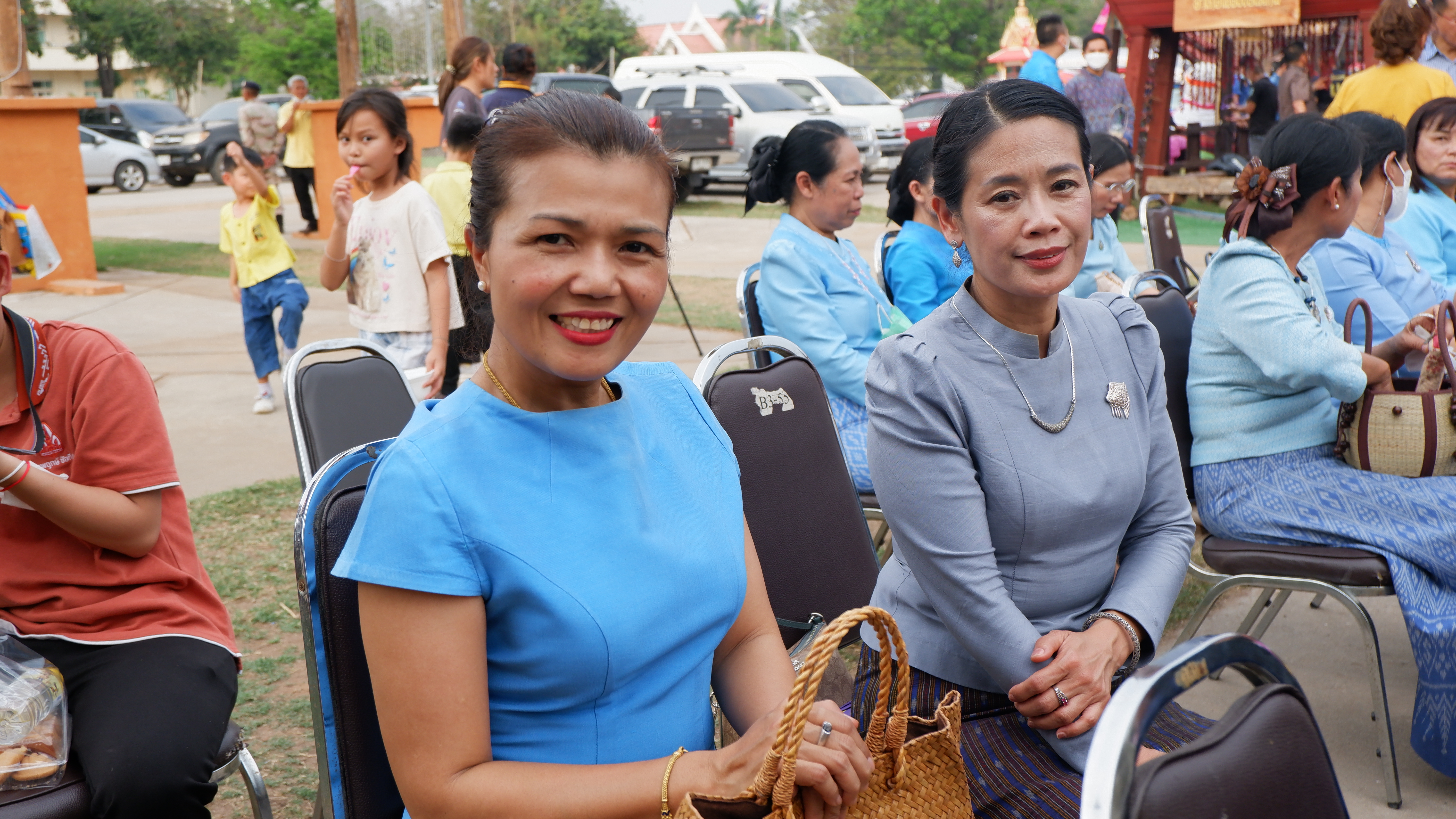จังหวัดขอนแก่น กระตุ้นเศรษฐกิจฐานราก จัดงาน “ตลาดนัดผักปลอดภัย ผ้าไหม ไก่ย่าง” กระจายรายได้สู่ชุมชน