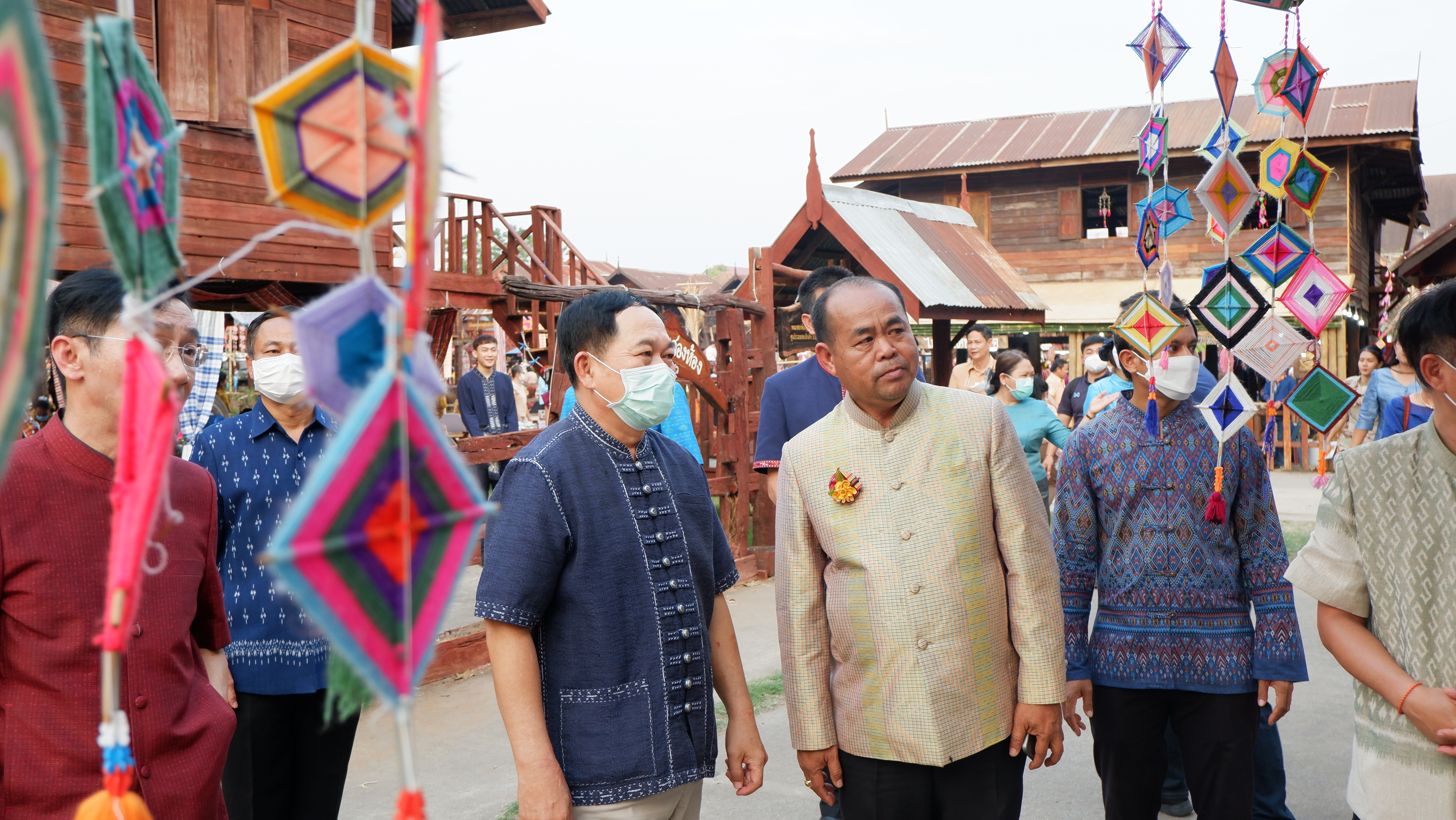 จังหวัดขอนแก่น กระตุ้นเศรษฐกิจฐานราก จัดงาน “ตลาดนัดผักปลอดภัย ผ้าไหม ไก่ย่าง” กระจายรายได้สู่ชุมชน