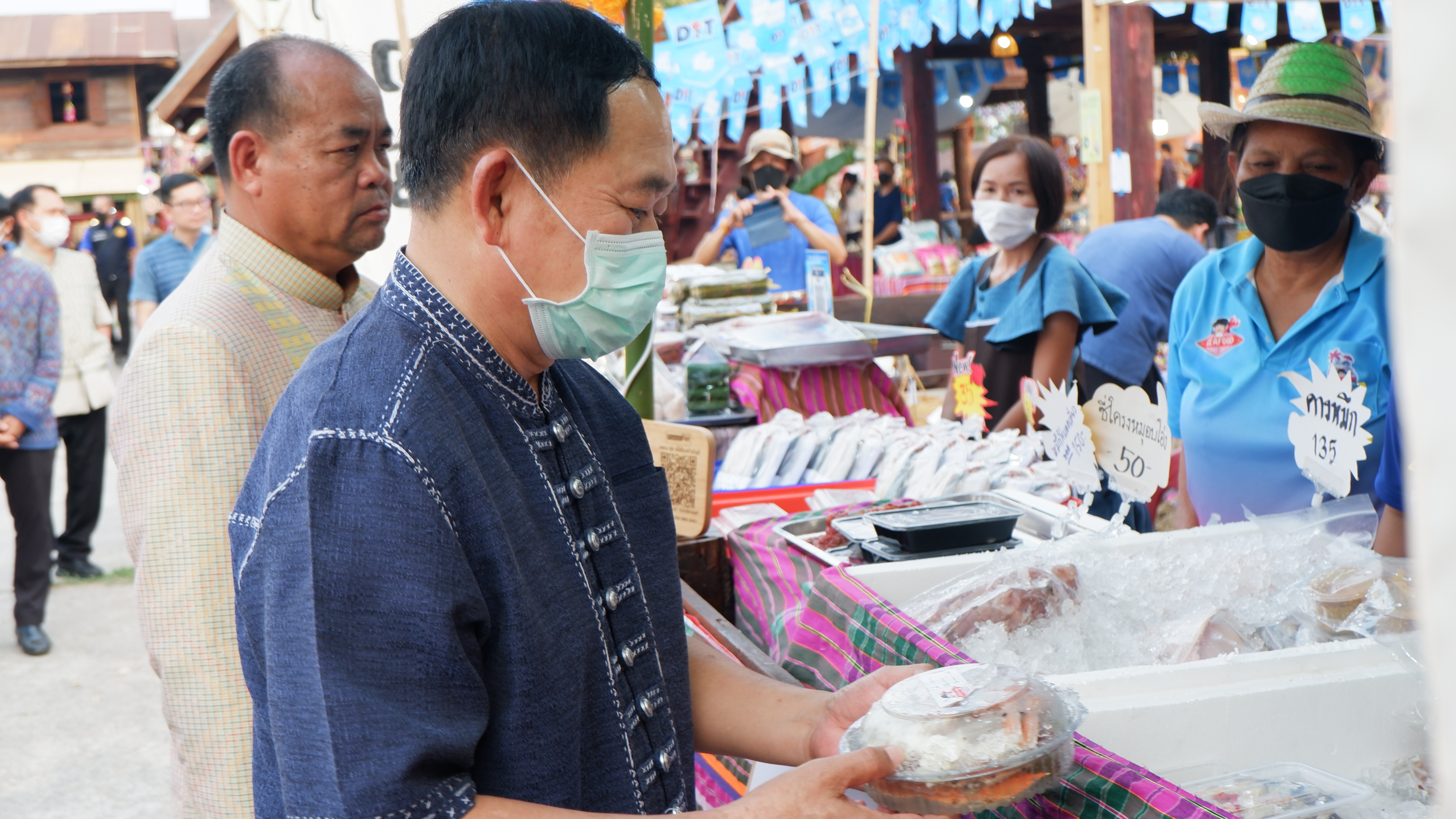 จังหวัดขอนแก่น กระตุ้นเศรษฐกิจฐานราก จัดงาน “ตลาดนัดผักปลอดภัย ผ้าไหม ไก่ย่าง” กระจายรายได้สู่ชุมชน