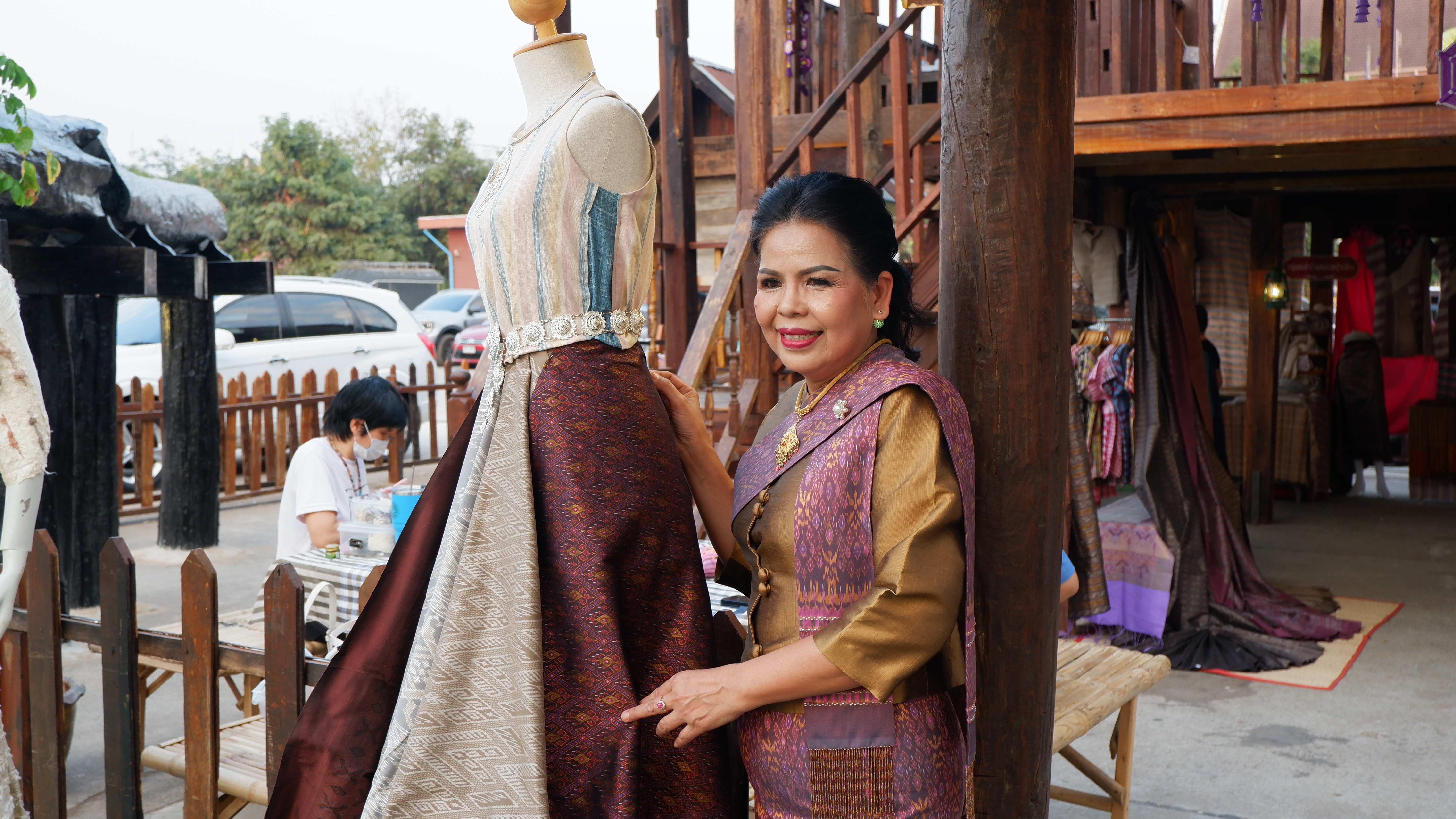 จังหวัดขอนแก่น กระตุ้นเศรษฐกิจฐานราก จัดงาน “ตลาดนัดผักปลอดภัย ผ้าไหม ไก่ย่าง” กระจายรายได้สู่ชุมชน