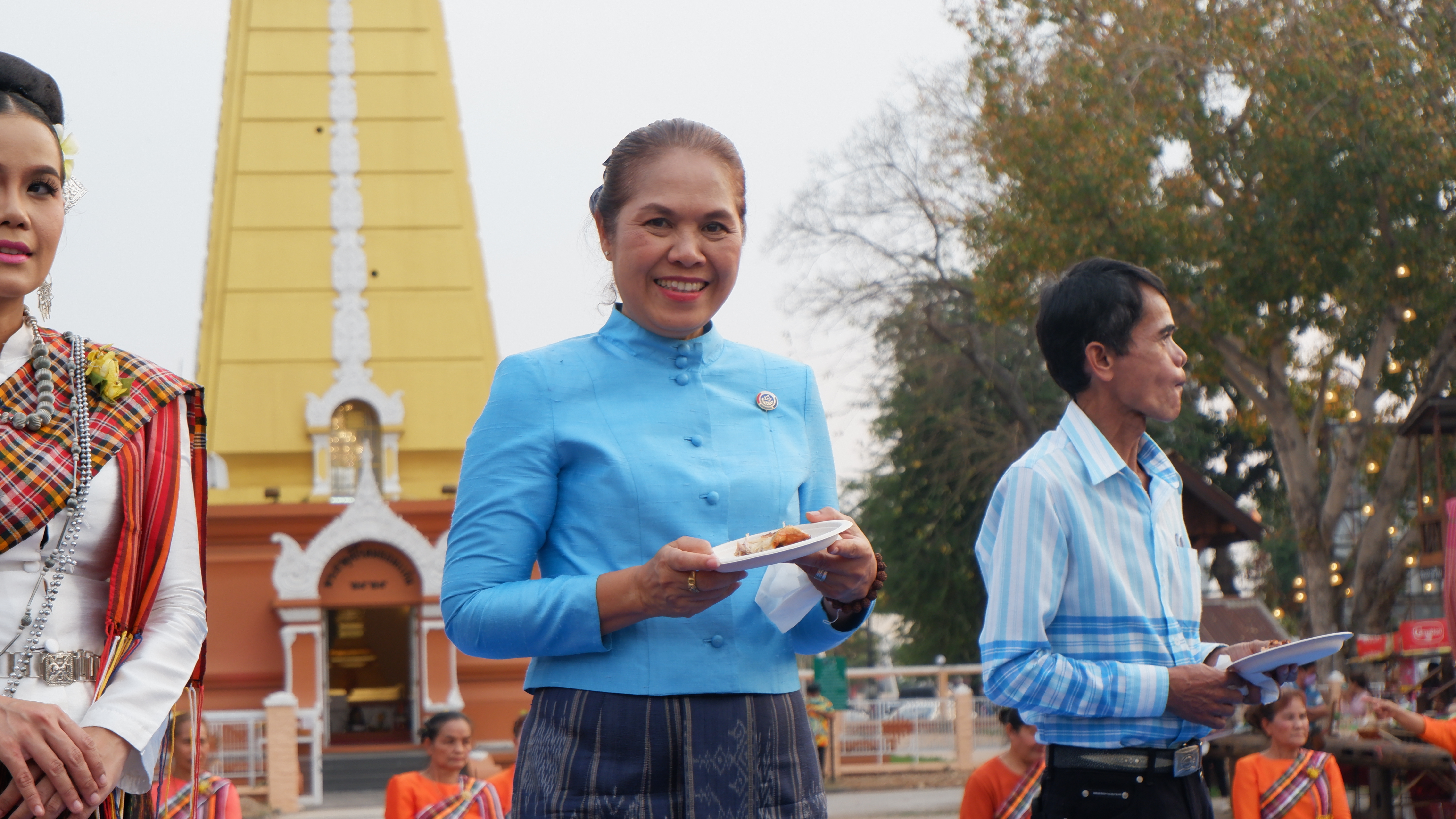 จังหวัดขอนแก่น กระตุ้นเศรษฐกิจฐานราก จัดงาน “ตลาดนัดผักปลอดภัย ผ้าไหม ไก่ย่าง” กระจายรายได้สู่ชุมชน