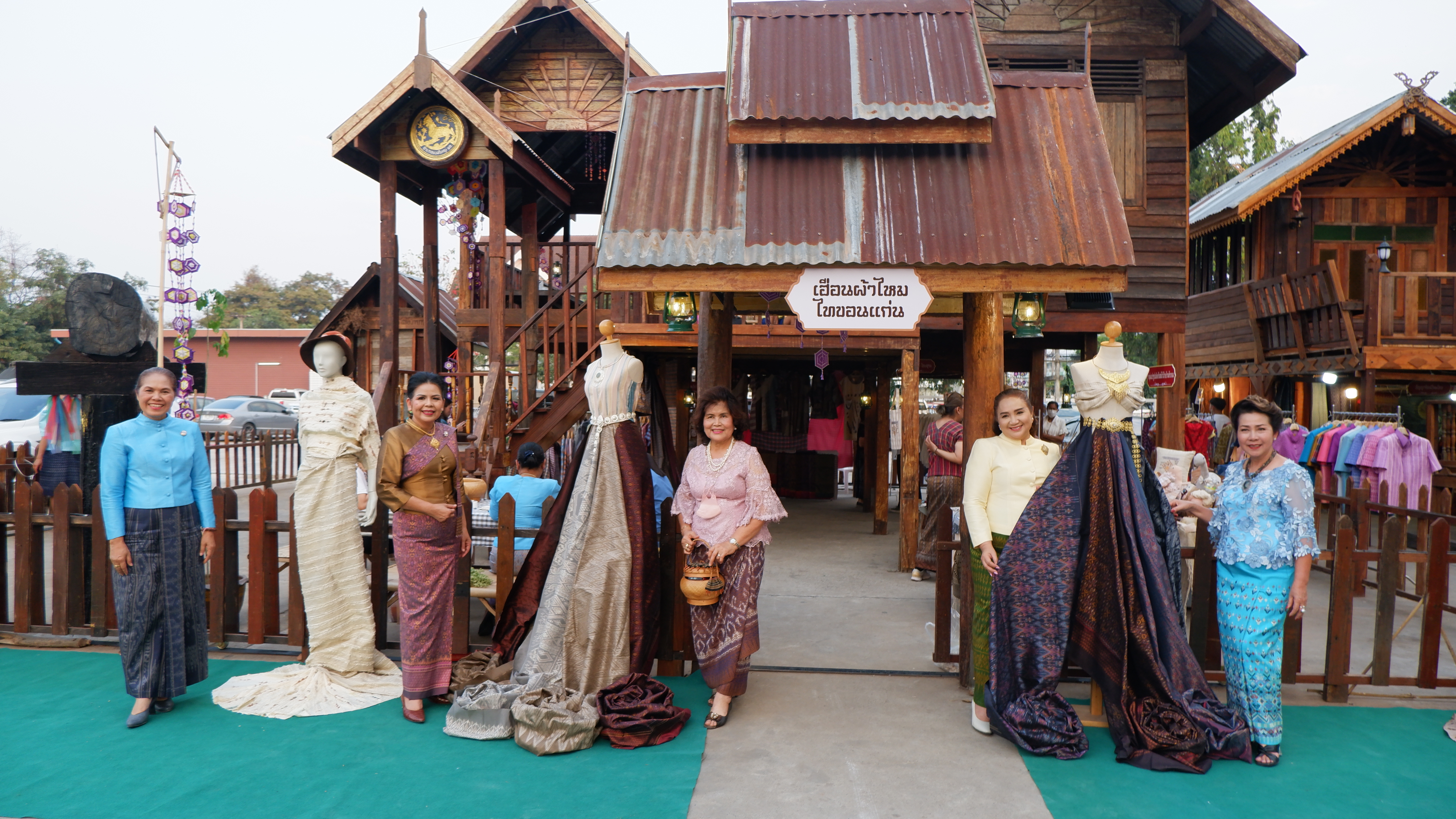 จังหวัดขอนแก่น กระตุ้นเศรษฐกิจฐานราก จัดงาน “ตลาดนัดผักปลอดภัย ผ้าไหม ไก่ย่าง” กระจายรายได้สู่ชุมชน