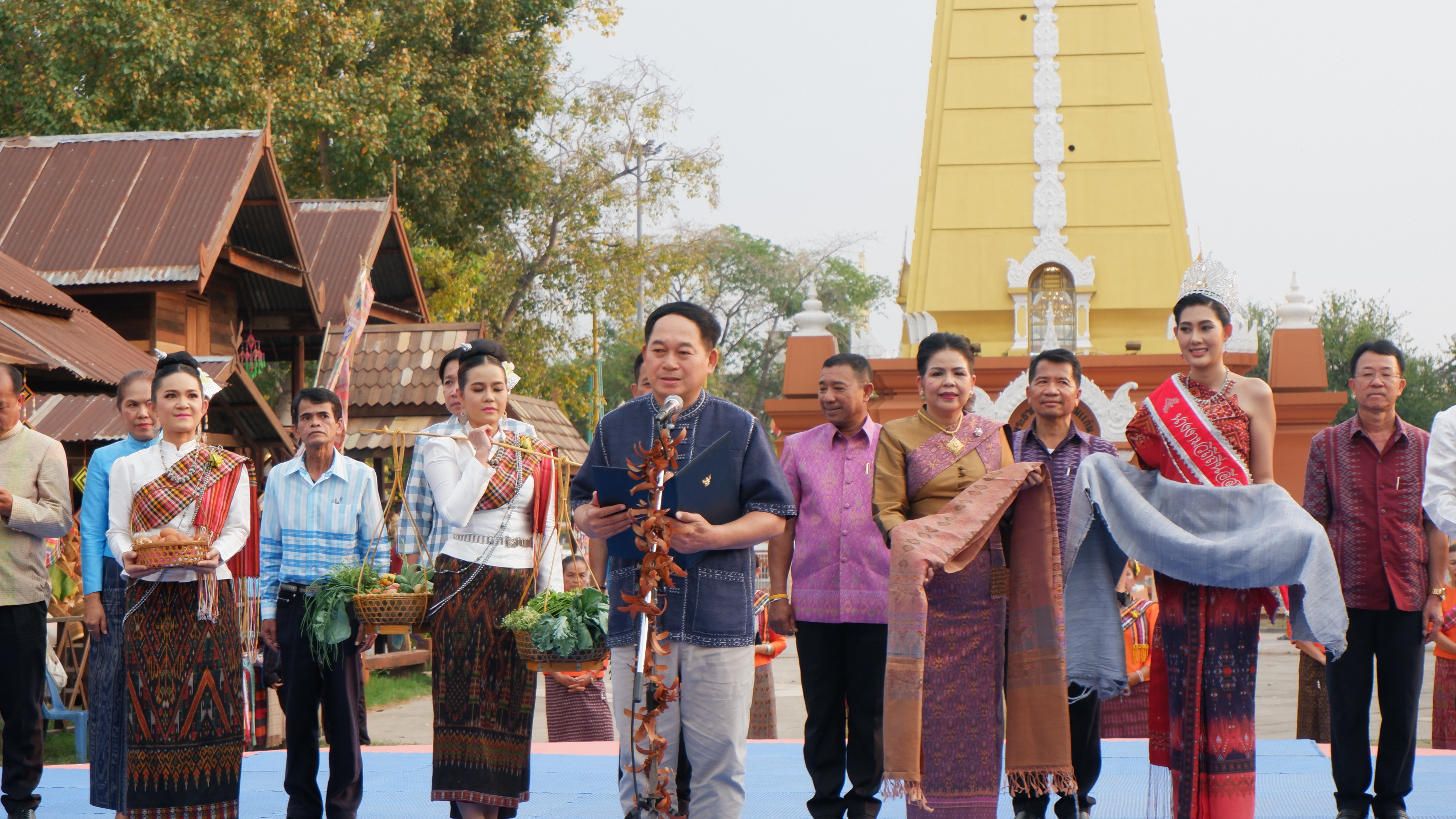จังหวัดขอนแก่น กระตุ้นเศรษฐกิจฐานราก จัดงาน “ตลาดนัดผักปลอดภัย ผ้าไหม ไก่ย่าง” กระจายรายได้สู่ชุมชน