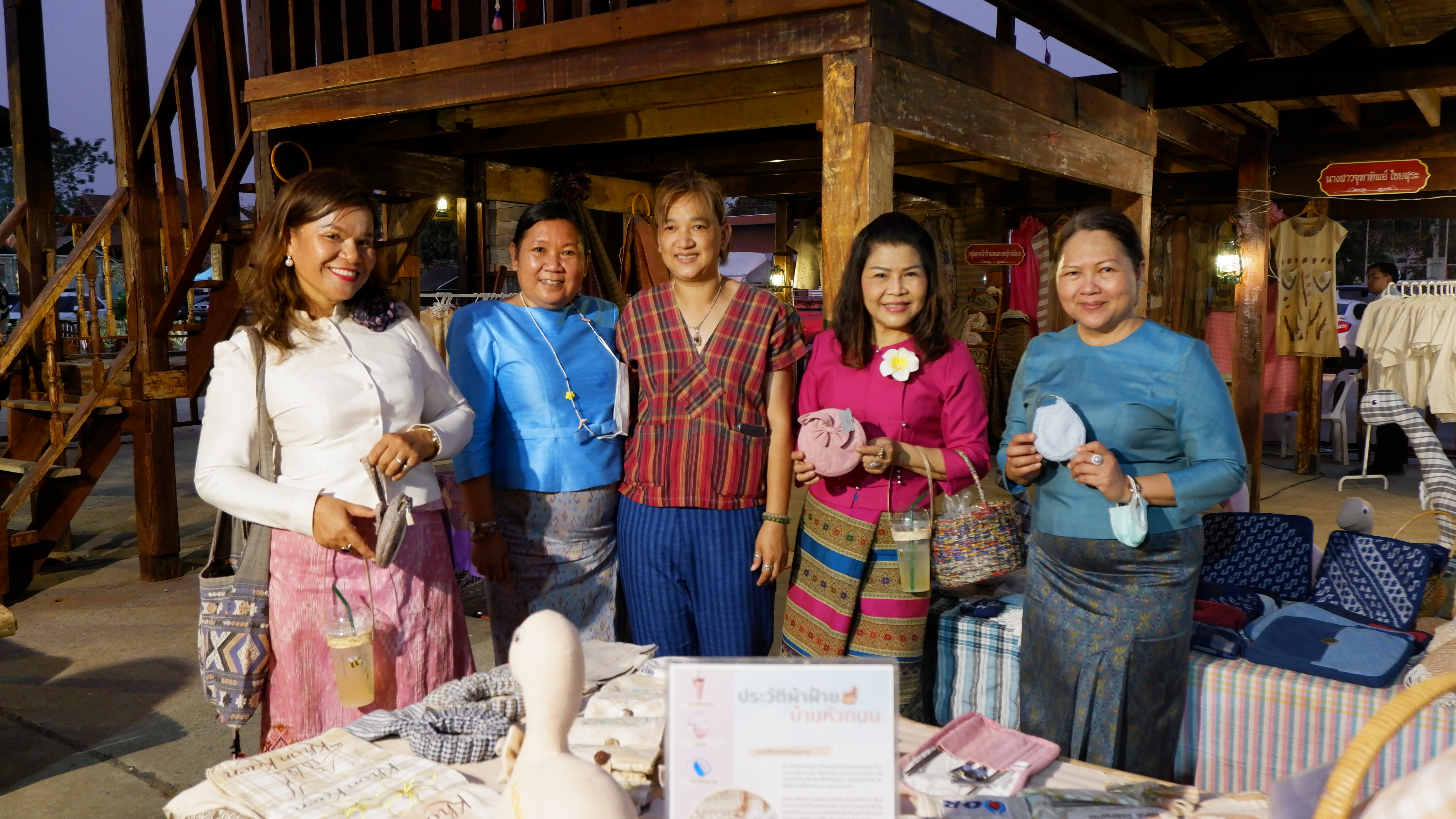 จังหวัดขอนแก่น กระตุ้นเศรษฐกิจฐานราก จัดงาน “ตลาดนัดผักปลอดภัย ผ้าไหม ไก่ย่าง” กระจายรายได้สู่ชุมชน