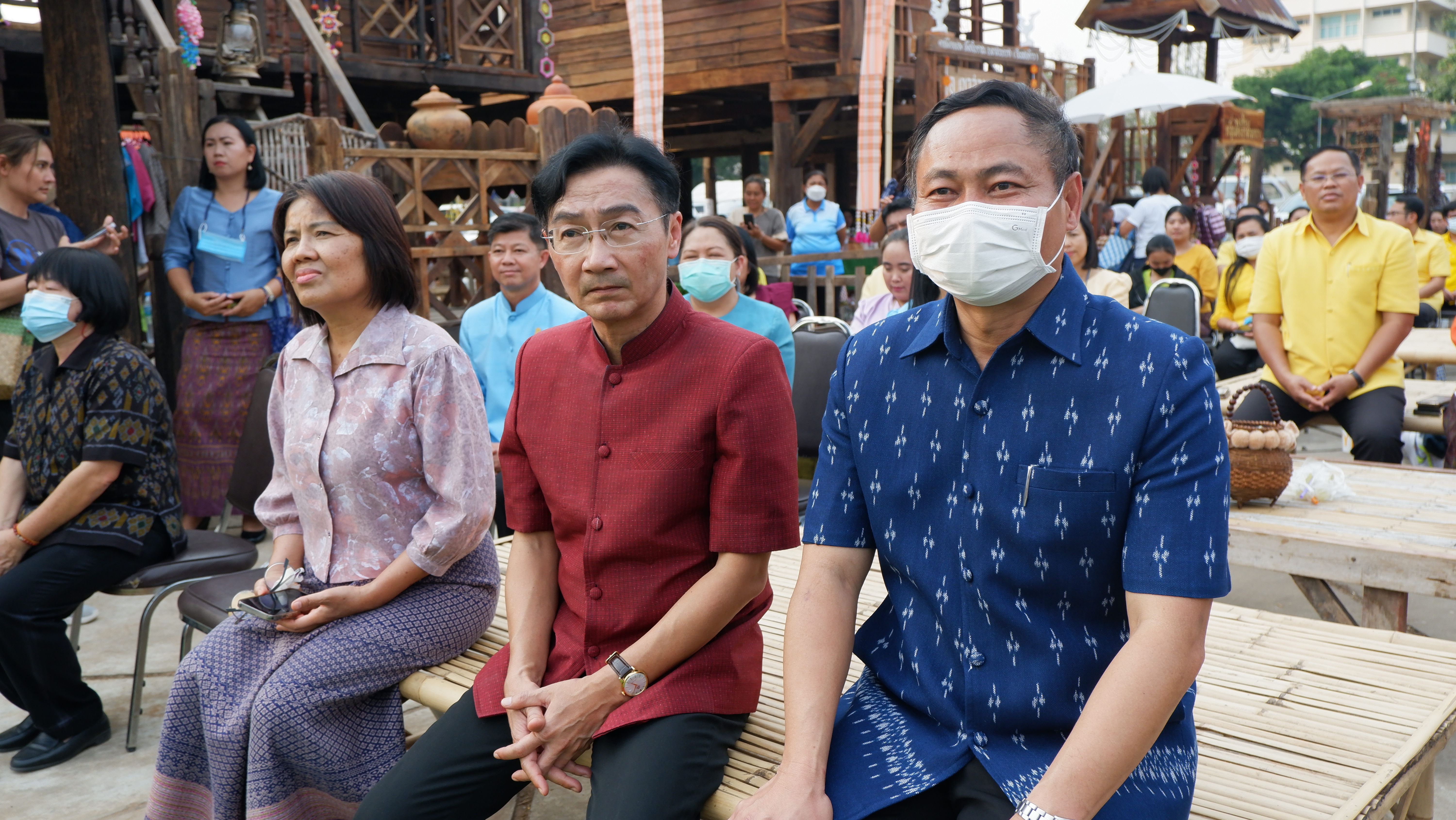 จังหวัดขอนแก่น กระตุ้นเศรษฐกิจฐานราก จัดงาน “ตลาดนัดผักปลอดภัย ผ้าไหม ไก่ย่าง” กระจายรายได้สู่ชุมชน