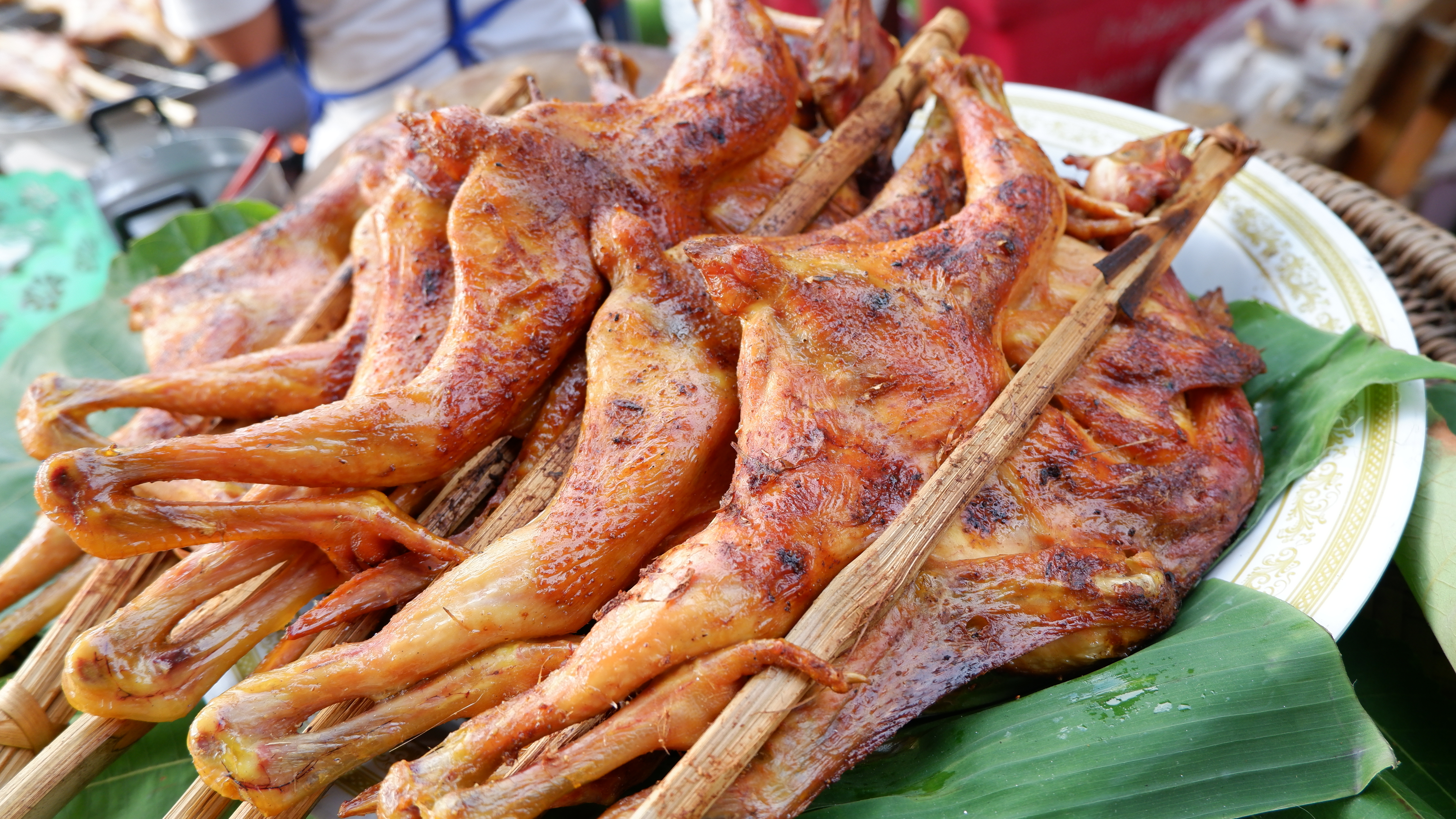 จังหวัดขอนแก่น กระตุ้นเศรษฐกิจฐานราก จัดงาน “ตลาดนัดผักปลอดภัย ผ้าไหม ไก่ย่าง” กระจายรายได้สู่ชุมชน