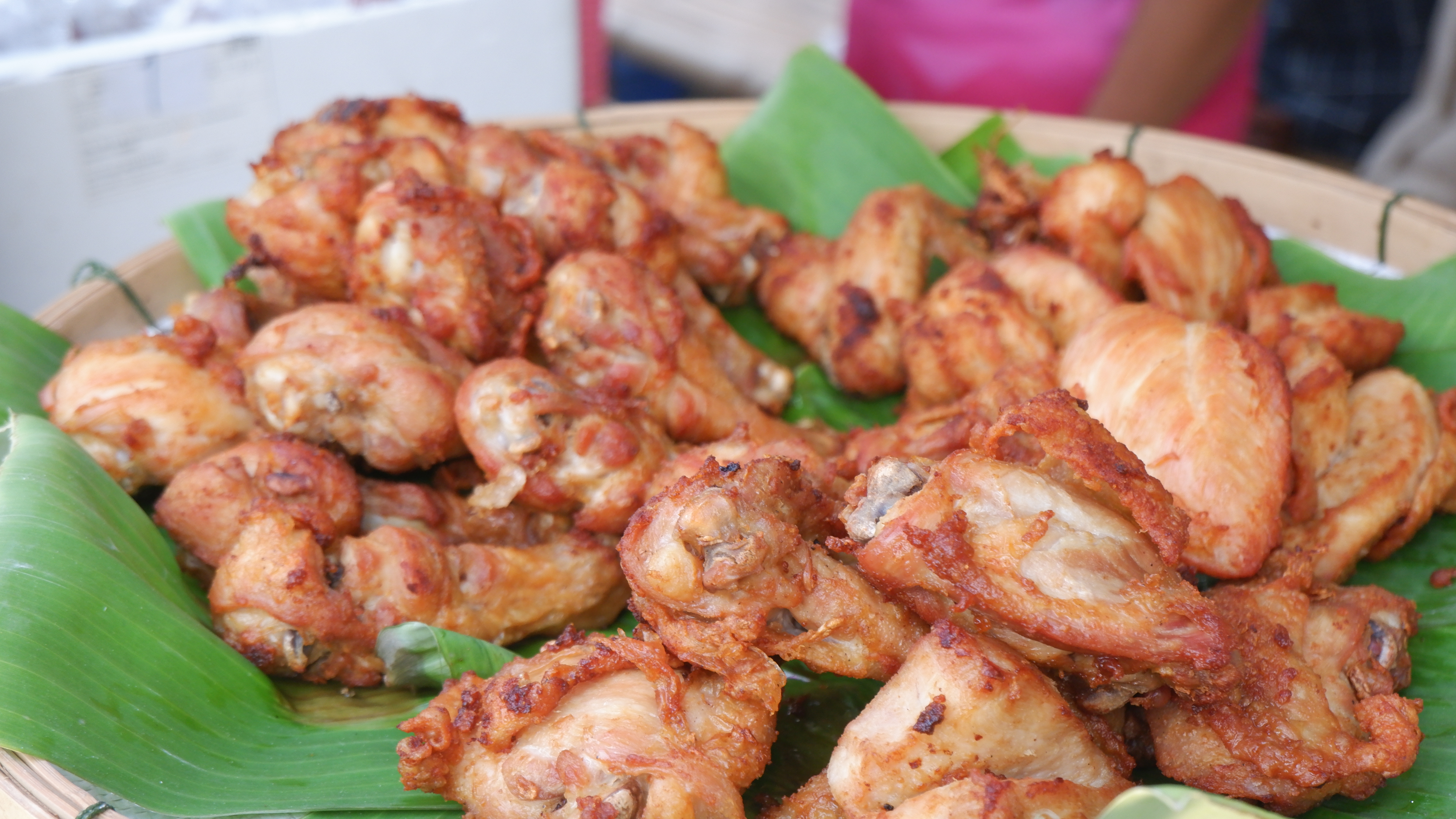 จังหวัดขอนแก่น กระตุ้นเศรษฐกิจฐานราก จัดงาน “ตลาดนัดผักปลอดภัย ผ้าไหม ไก่ย่าง” กระจายรายได้สู่ชุมชน