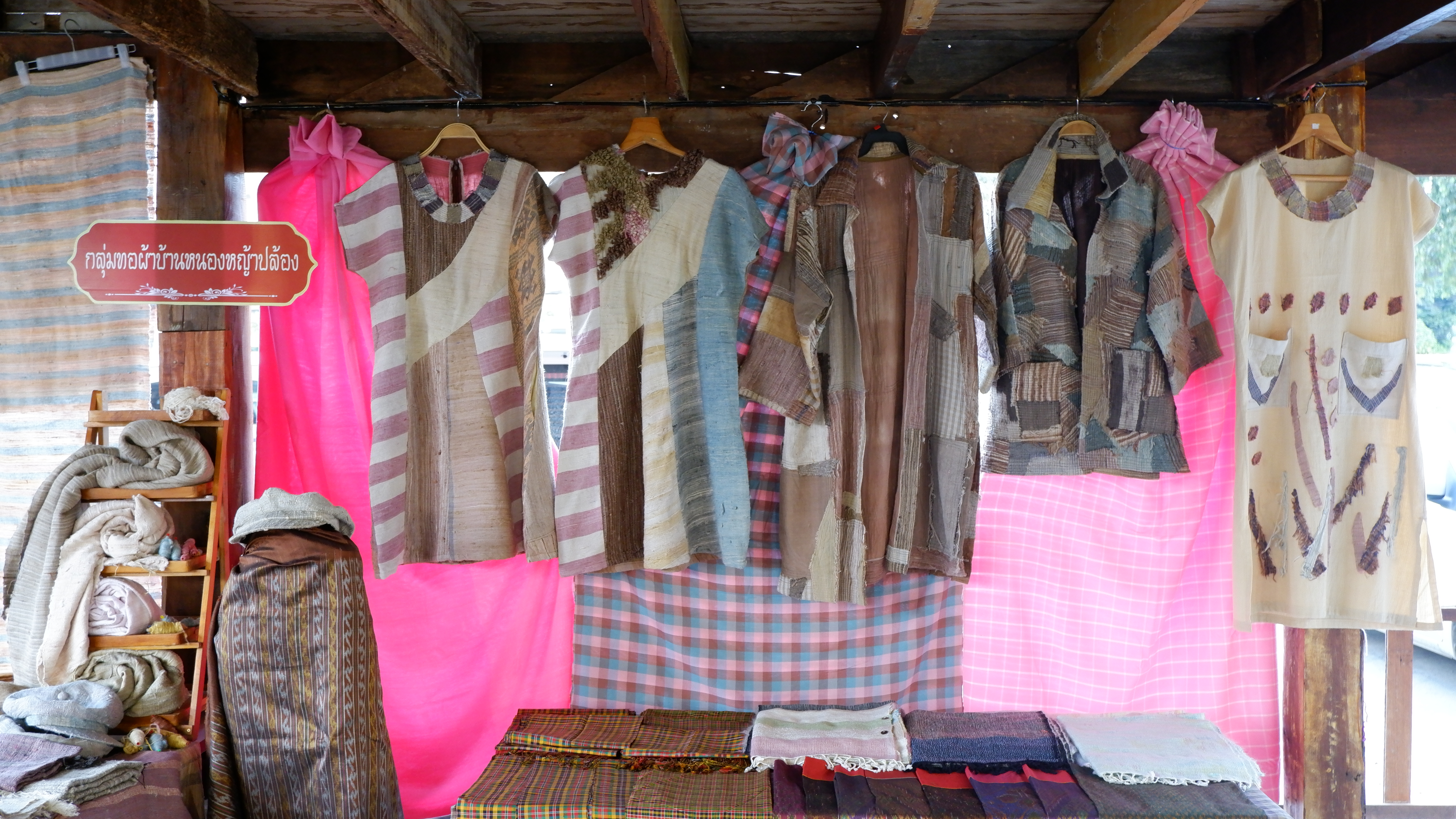 จังหวัดขอนแก่น กระตุ้นเศรษฐกิจฐานราก จัดงาน “ตลาดนัดผักปลอดภัย ผ้าไหม ไก่ย่าง” กระจายรายได้สู่ชุมชน