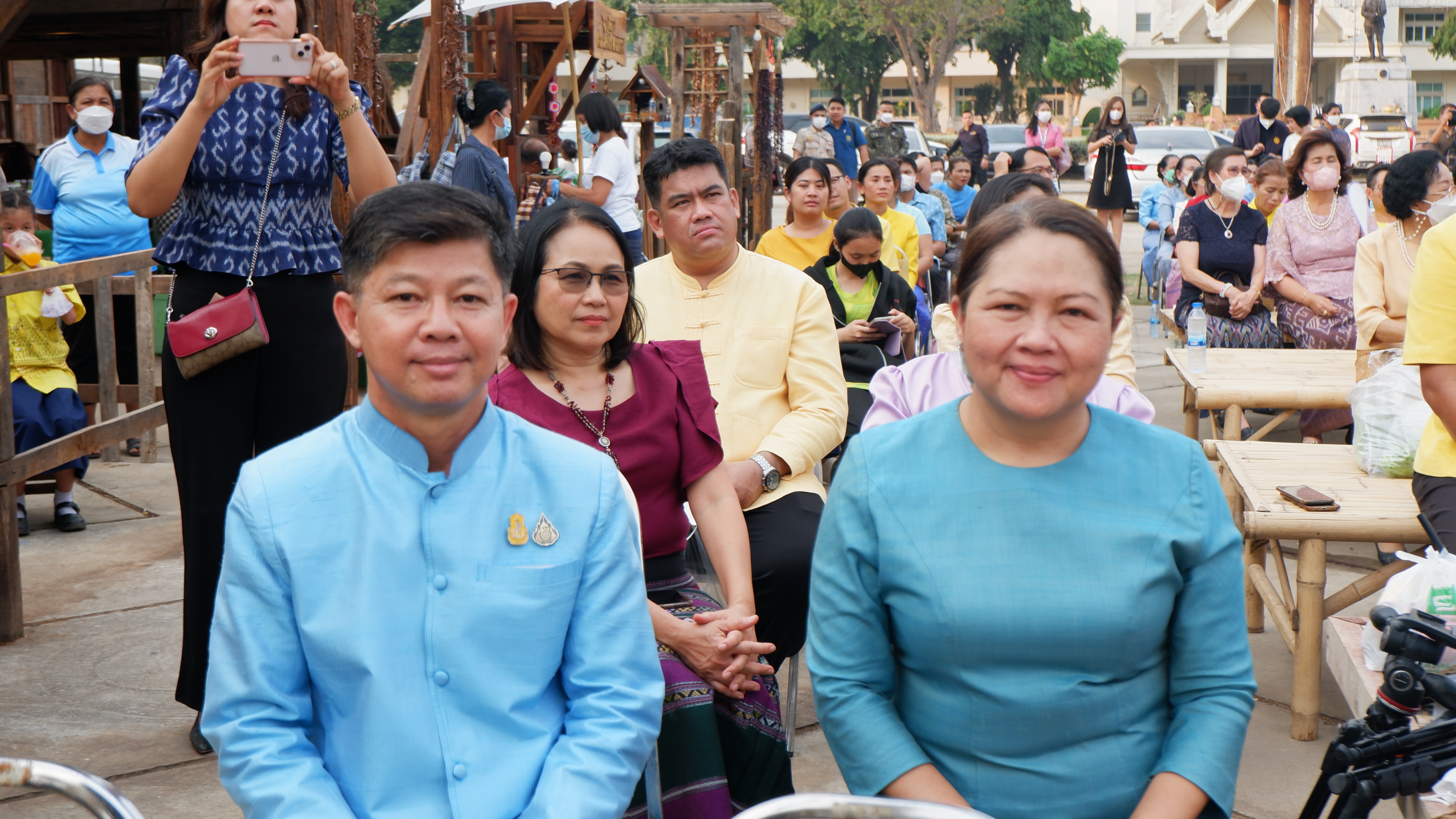 จังหวัดขอนแก่น กระตุ้นเศรษฐกิจฐานราก จัดงาน “ตลาดนัดผักปลอดภัย ผ้าไหม ไก่ย่าง” กระจายรายได้สู่ชุมชน