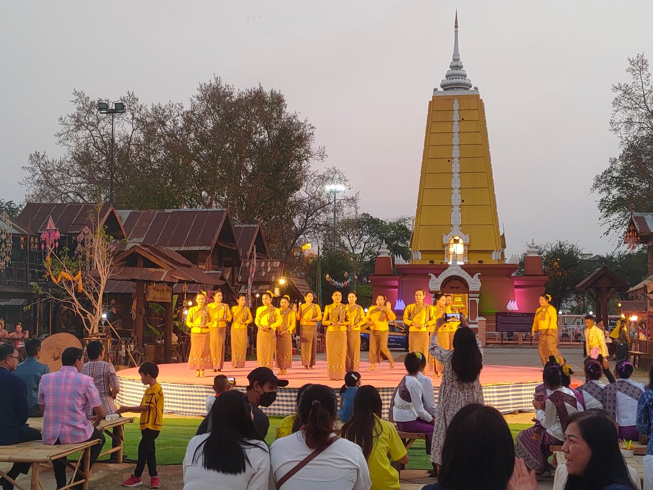 ?จังหวัดขอนแก่น กระตุ้นเศรษฐกิจฐานราก จัดงาน “ตลาดนัดผักปลอดภัย ผ้าไหม ไก่ย่าง” กระจายรายได้สู่ชุมชน