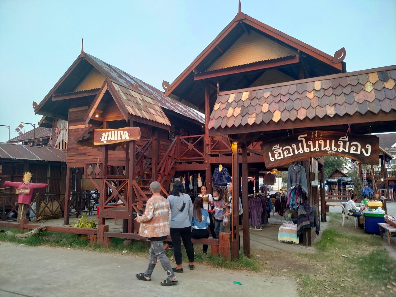 ?จังหวัดขอนแก่น กระตุ้นเศรษฐกิจฐานราก จัดงาน “ตลาดนัดผักปลอดภัย ผ้าไหม ไก่ย่าง” กระจายรายได้สู่ชุมชน