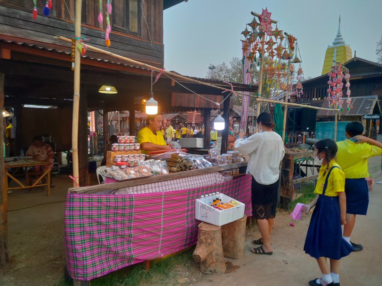 ?จังหวัดขอนแก่น กระตุ้นเศรษฐกิจฐานราก จัดงาน “ตลาดนัดผักปลอดภัย ผ้าไหม ไก่ย่าง” กระจายรายได้สู่ชุมชน
