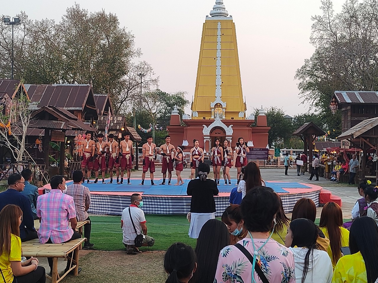 ?จังหวัดขอนแก่น กระตุ้นเศรษฐกิจฐานราก จัดงาน “ตลาดนัดผักปลอดภัย ผ้าไหม ไก่ย่าง” กระจายรายได้สู่ชุมชน