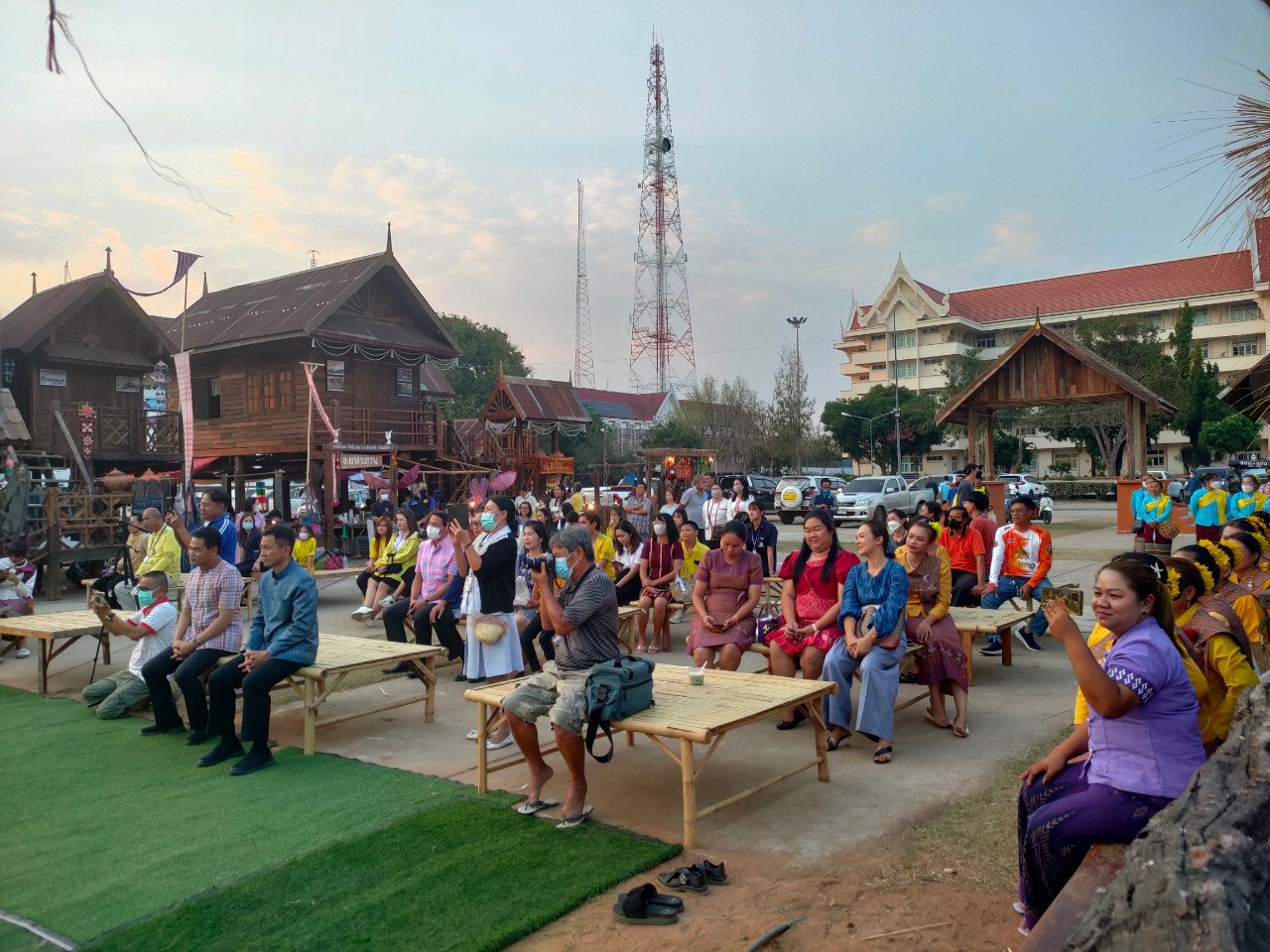 ?จังหวัดขอนแก่น กระตุ้นเศรษฐกิจฐานราก จัดงาน “ตลาดนัดผักปลอดภัย ผ้าไหม ไก่ย่าง” กระจายรายได้สู่ชุมชน