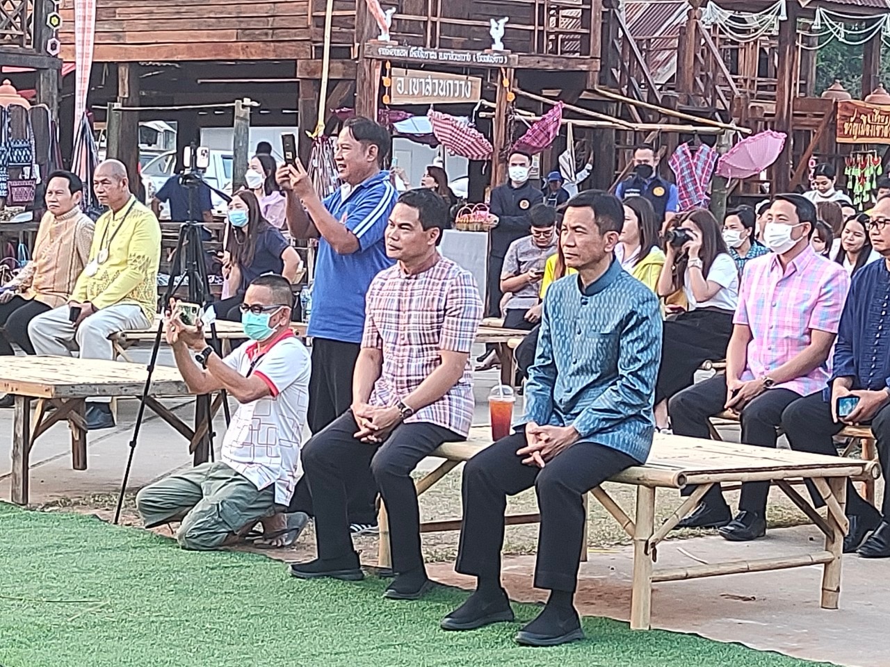 ?จังหวัดขอนแก่น กระตุ้นเศรษฐกิจฐานราก จัดงาน “ตลาดนัดผักปลอดภัย ผ้าไหม ไก่ย่าง” กระจายรายได้สู่ชุมชน