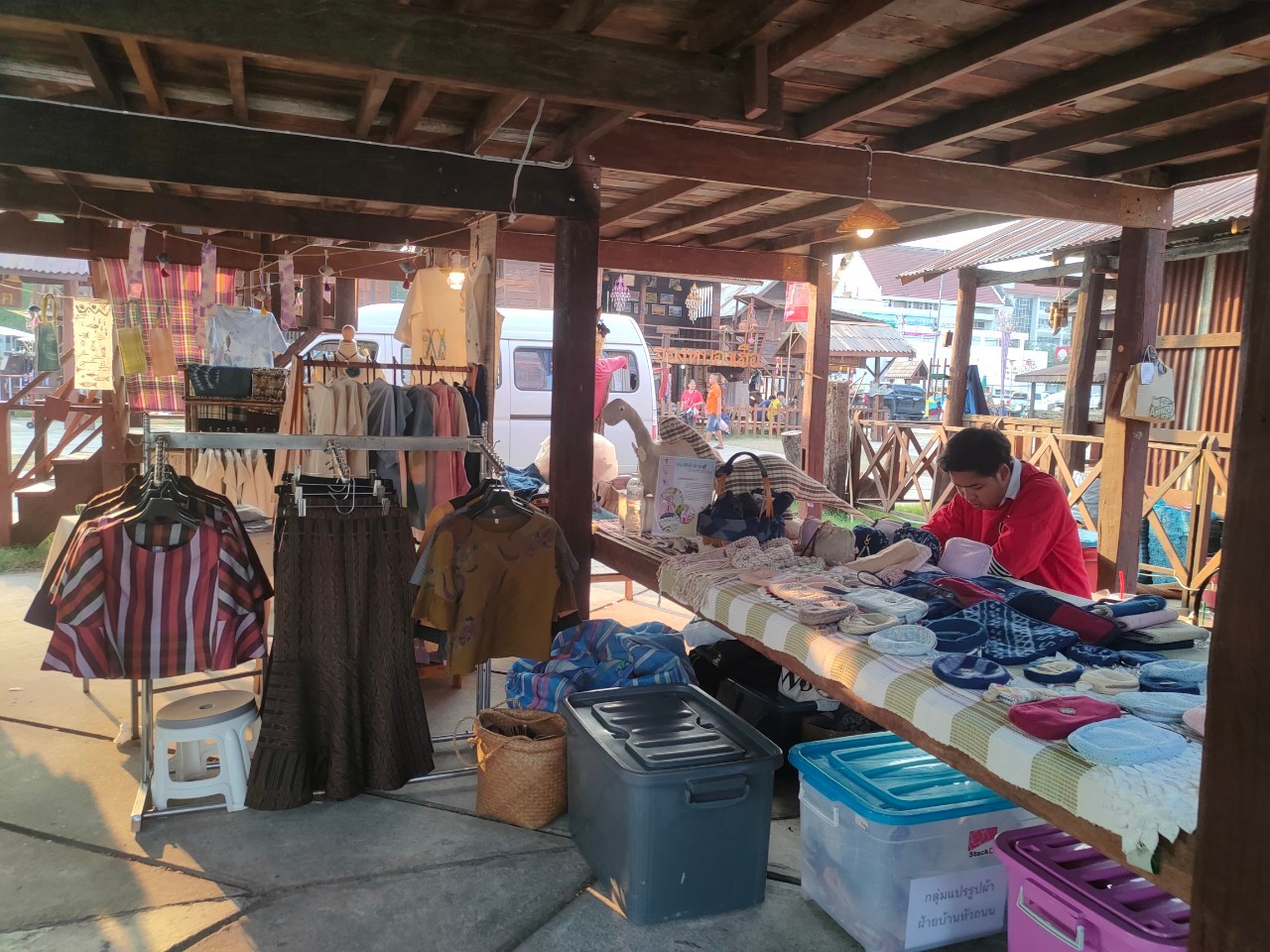 ?จังหวัดขอนแก่น กระตุ้นเศรษฐกิจฐานราก จัดงาน “ตลาดนัดผักปลอดภัย ผ้าไหม ไก่ย่าง” กระจายรายได้สู่ชุมชน