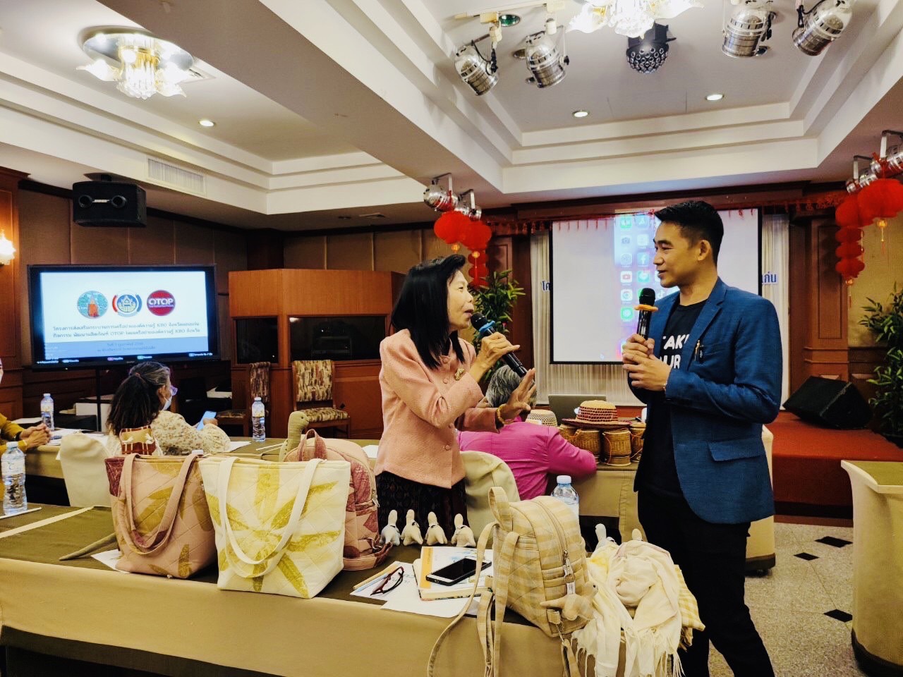 พช. ขอนแก่น : จัดประชุมผู้ผลิต ผู้ประกอบการ OTOP เพื่อยกระดับภูมิปัญญาท้องถิ่นสู่มาตรฐานสากล โดยเครือข่ายองค์ความรู้ KBO
